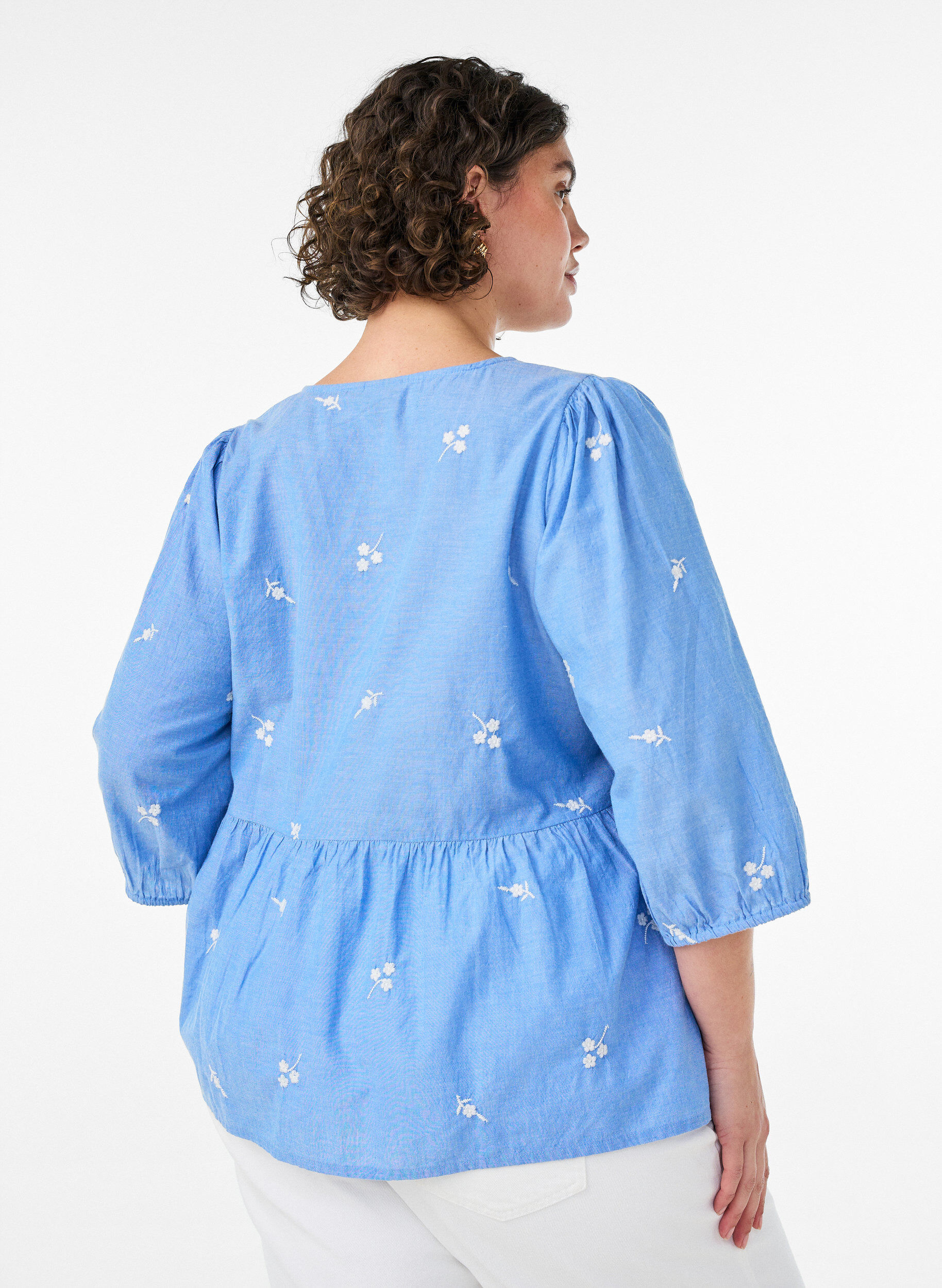 ZizziBluse aus Baumwolle mit gestickten Blumen und Knopfverschluss, Blau, Model image number 2