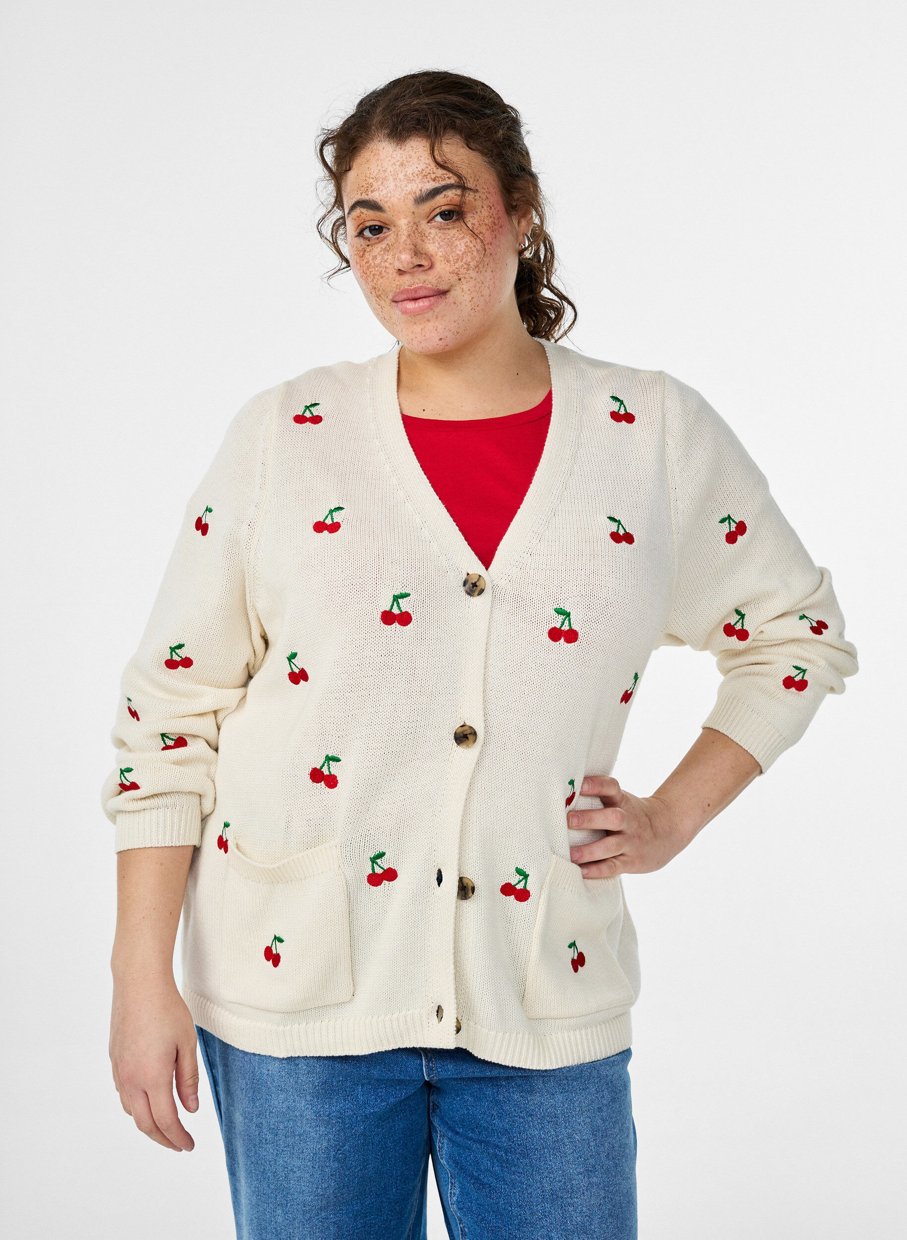 Strickjacke mit Kirschstickerei, Vanille, Model