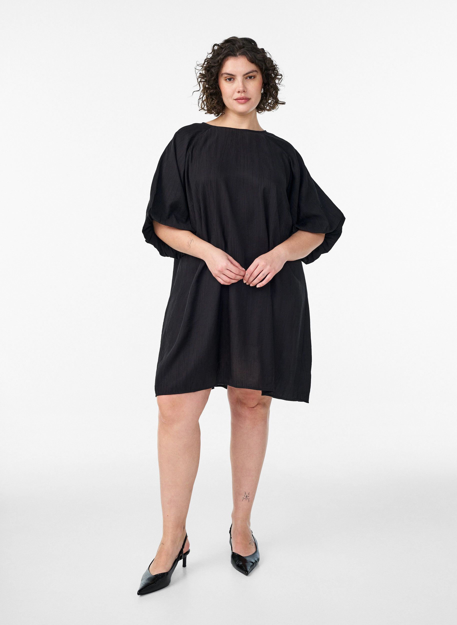 Zizzi Kurzes Kleid aus Viskose mit Ballon&auml;rmeln, Schwarz, Model image number 0