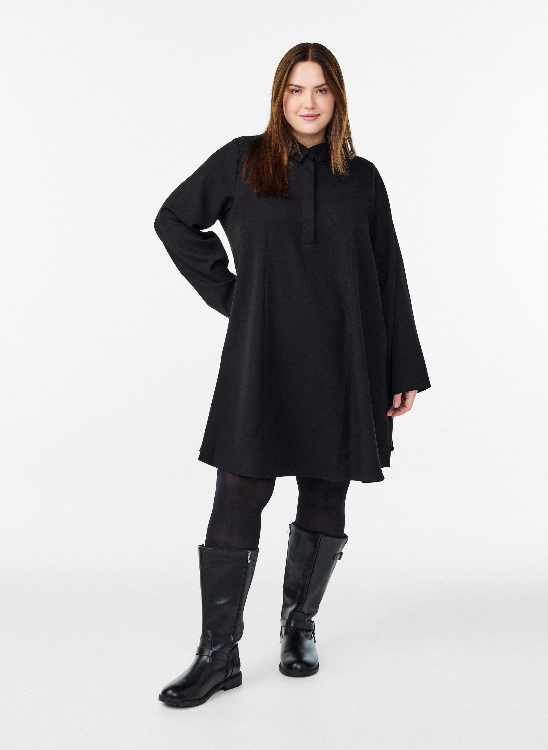 Zizzi Kurzes A-Linien-Kleid mit langen &Auml;rmeln, Schwarz, Model image number 1