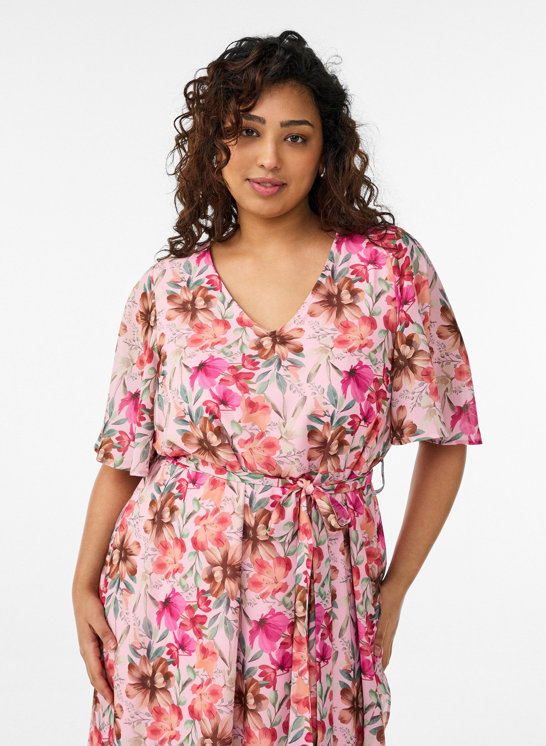 Zizzi Maxikleid aus Chiffon mit V-Ausschnitt und R&uuml;schensaum, Rot, Model image number 2