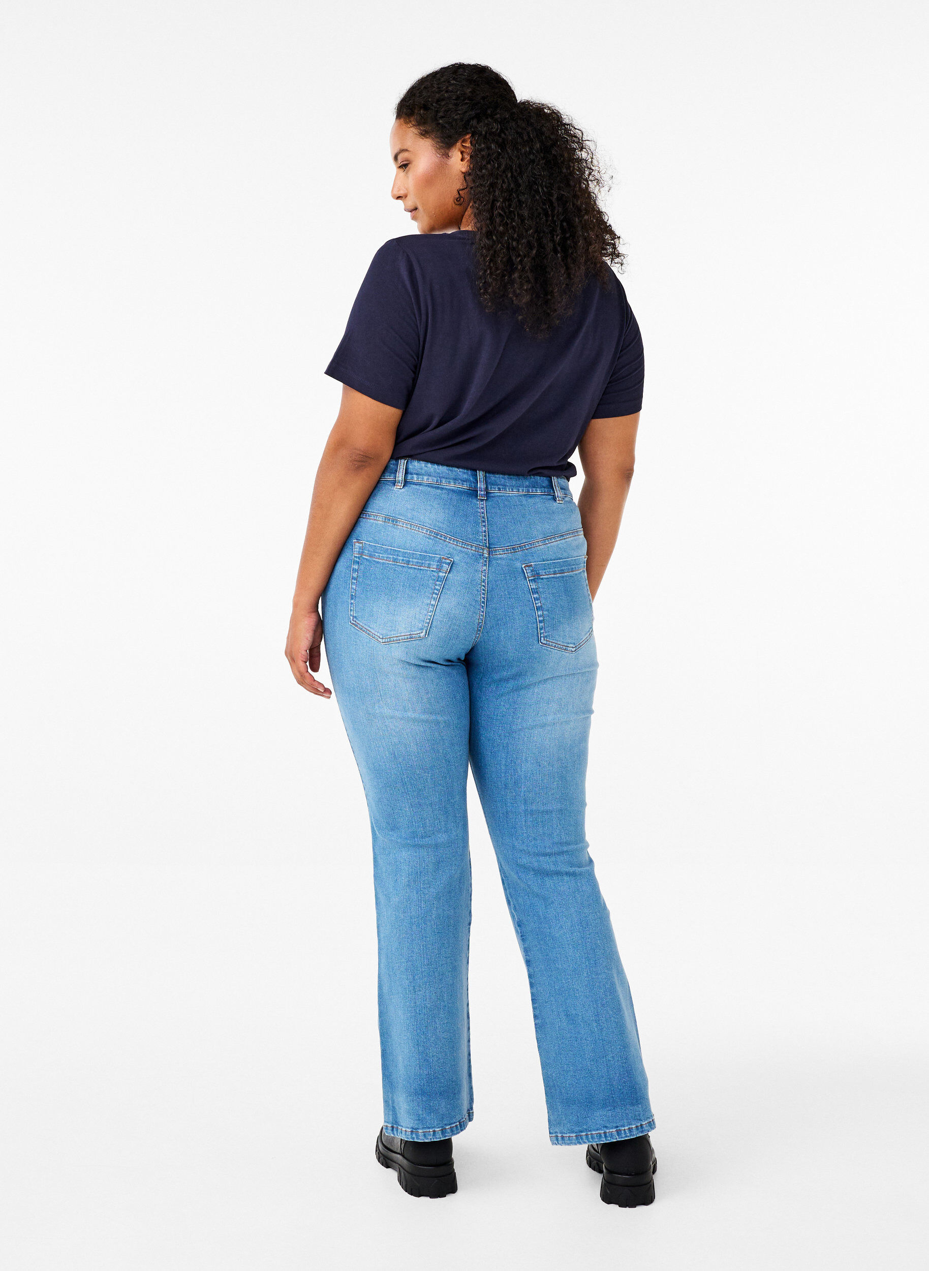 Zizzi Ellen Bootcut-Jeans mit hoher Taille, Blau, Model image number 1