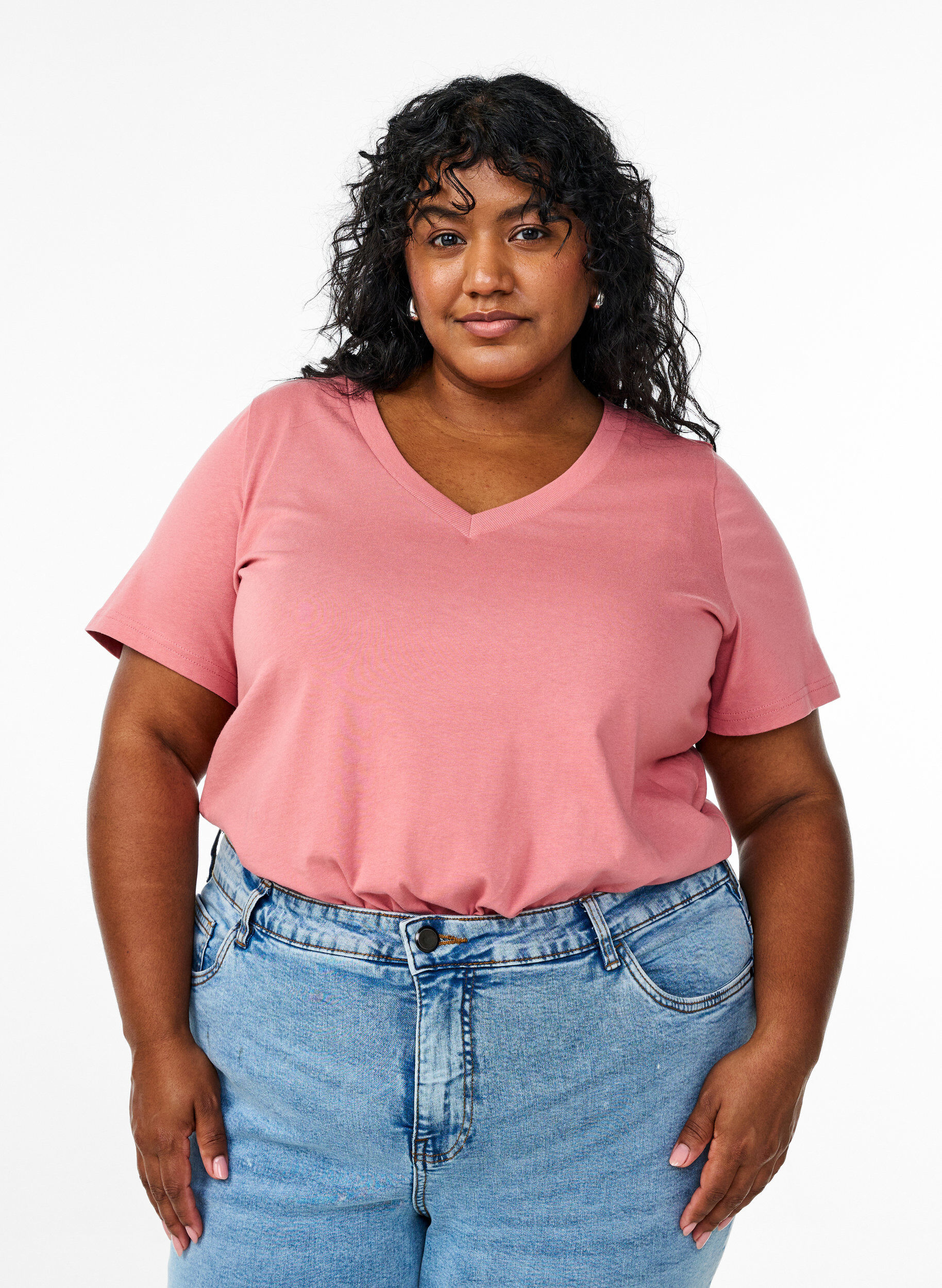 Einfaches T-Shirt aus Baumwolle mit V-Ausschnitt., Rot, Model