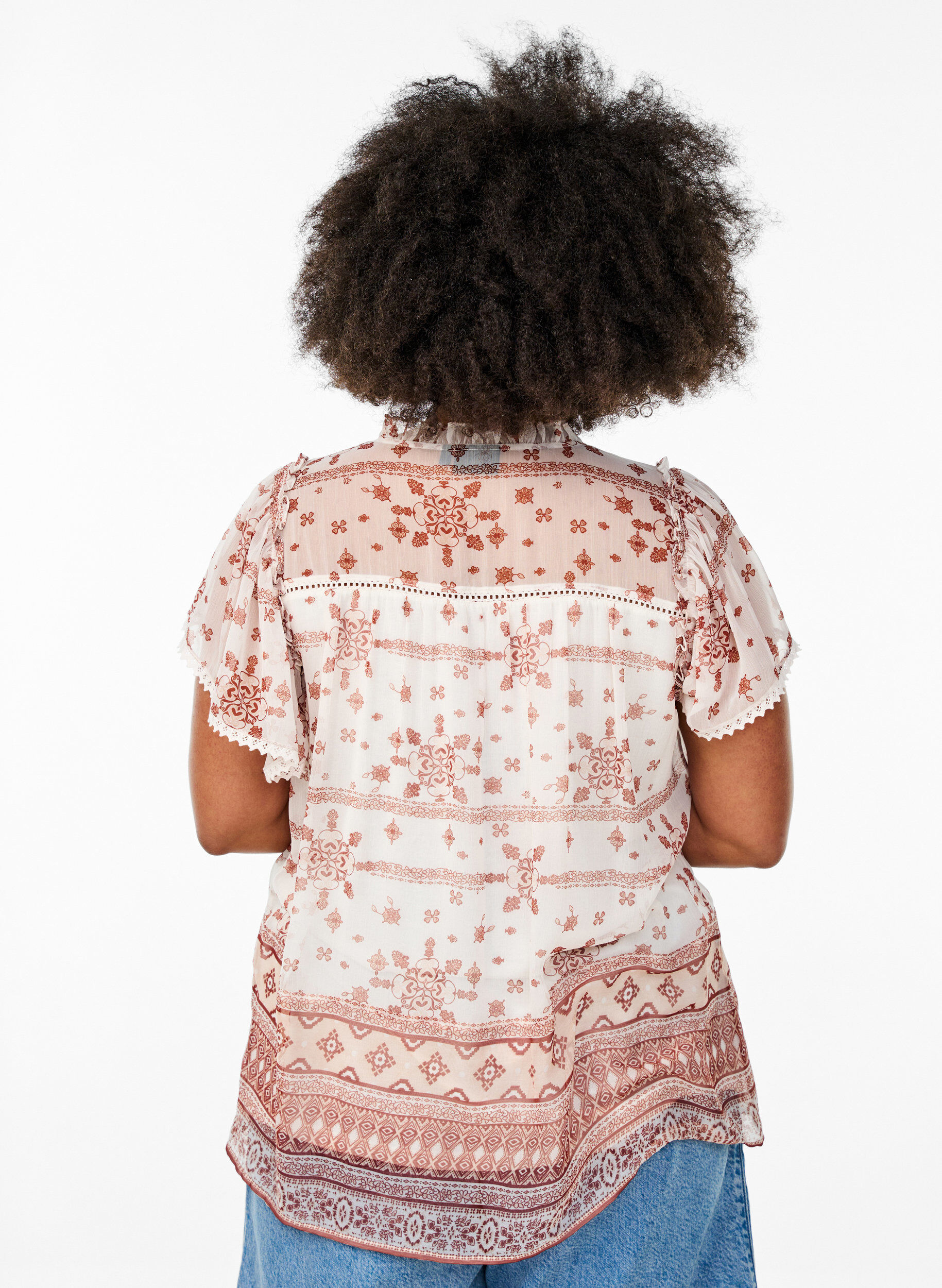 Zizzi Gemusterte Bluse mit R&uuml;schendetail und kurzen &Auml;rmeln, Vanille, Model image number 2