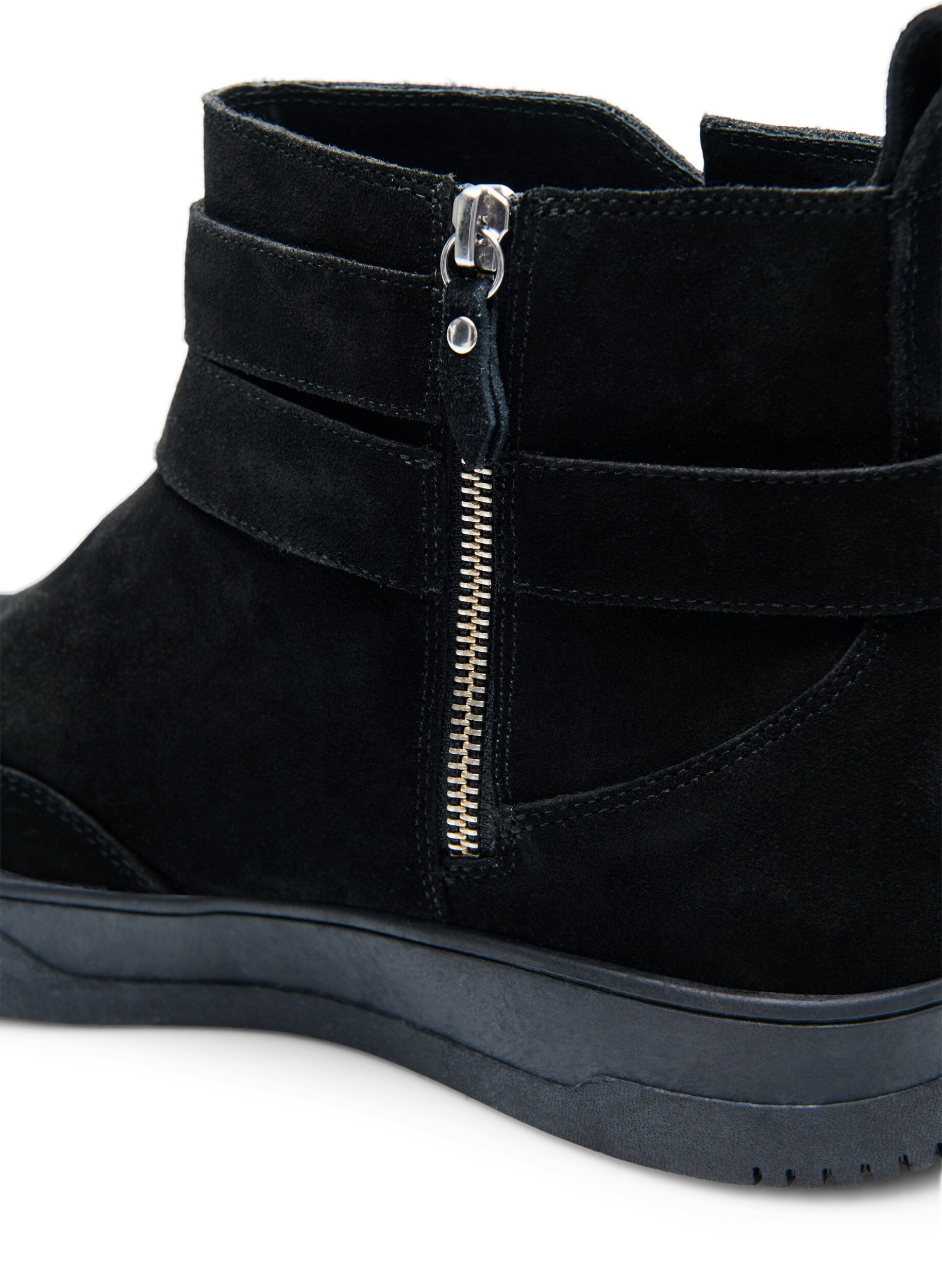 Zizzi Kurzer, weit geschnittener Stiefel aus Wildleder, Black, Packshot image number 4