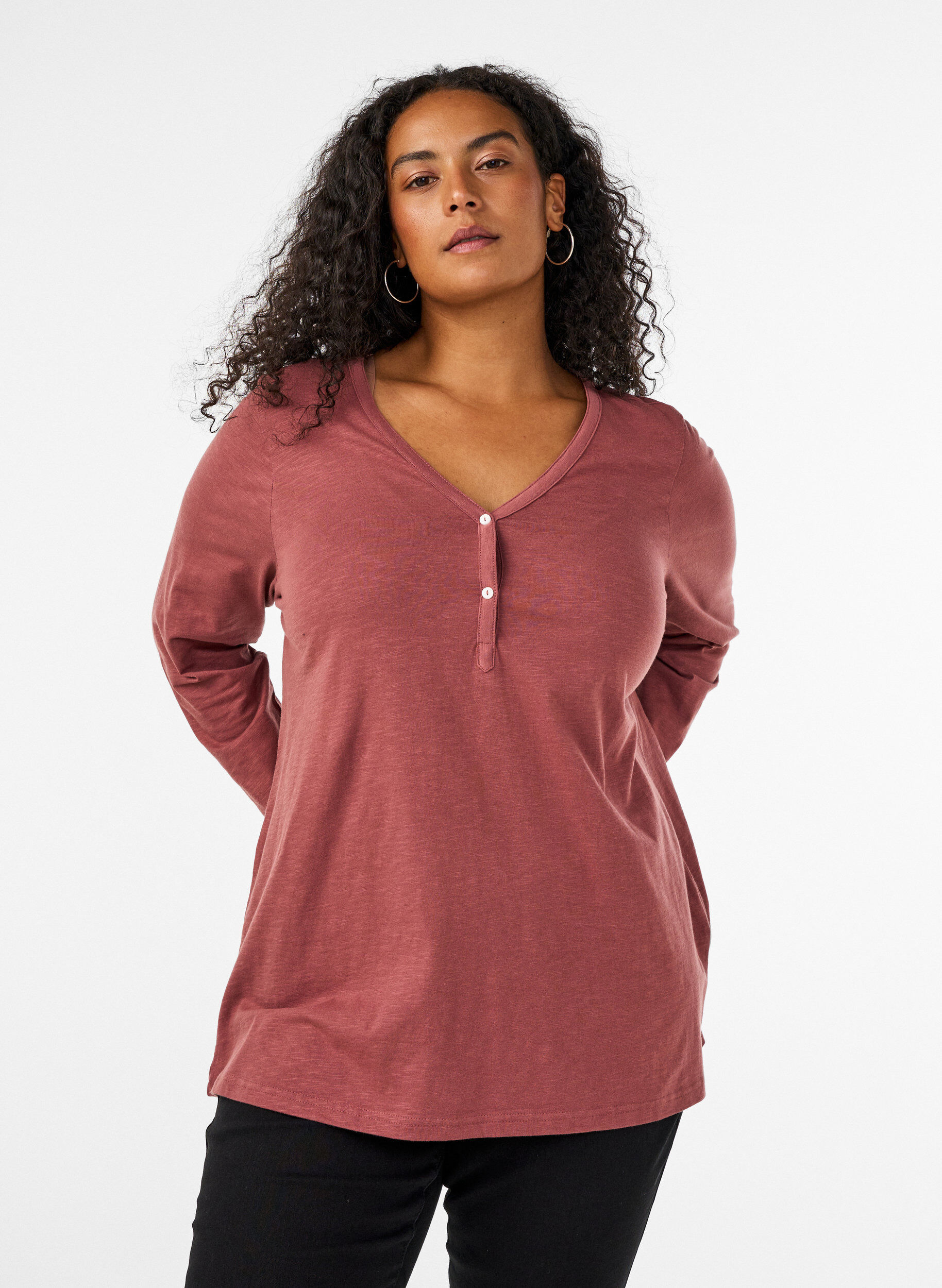 Langarmshirt mit V-Ausschnitt und Kn&ouml;pfen, Braun, Model