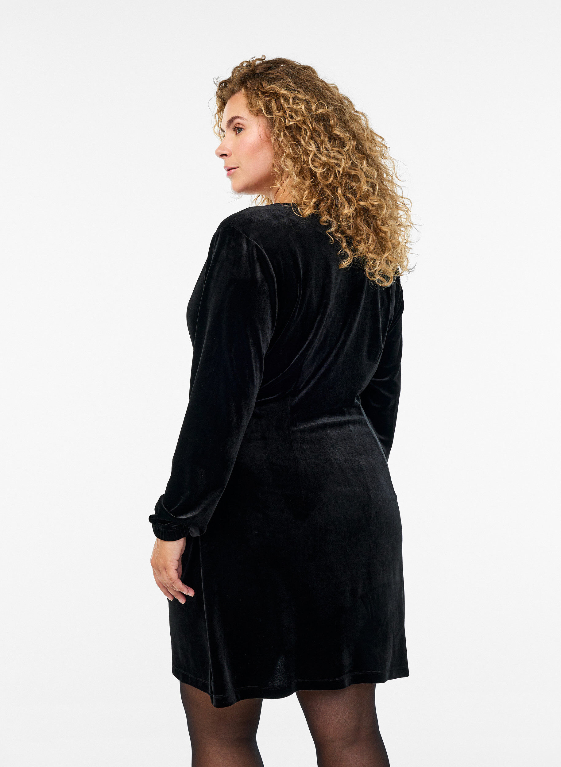 Zizzi Kurzes Kleid aus Velours mit Wickeloptik, Schwarz, Model image number 2