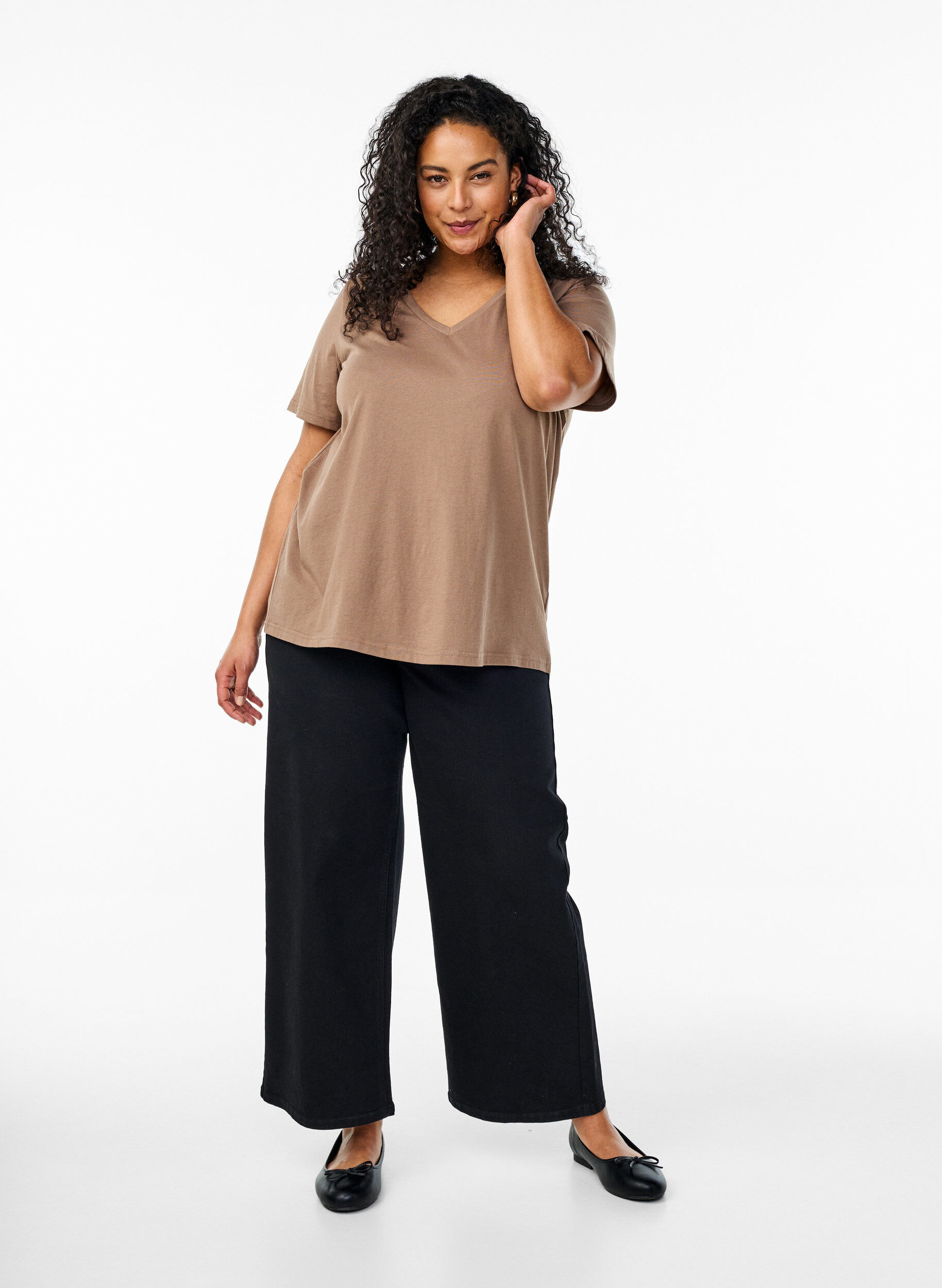 Zizzi T-Shirt mit V-Ausschnitt, Braun, Model image number 1