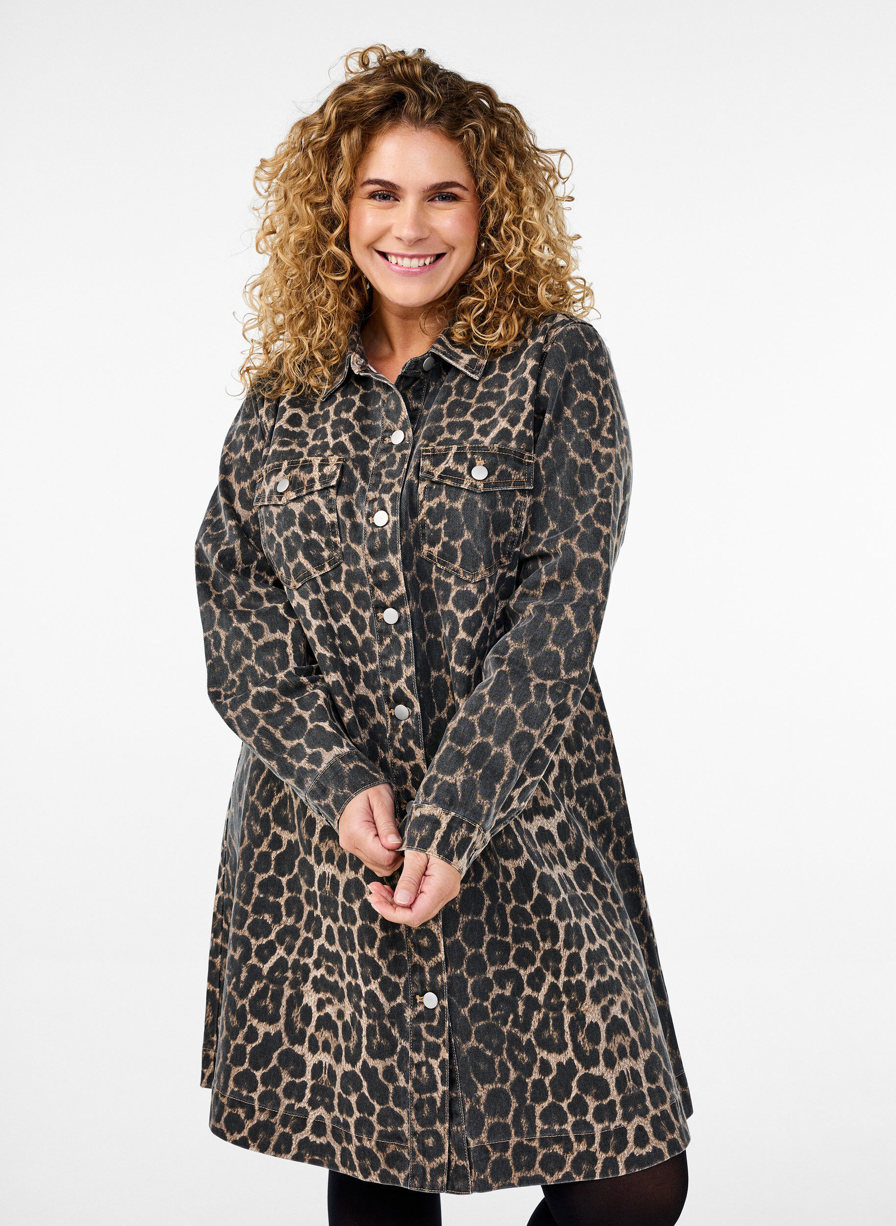 Jeanskleid mit Leopardenmuster und langen &Auml;rmeln, Braun, Model