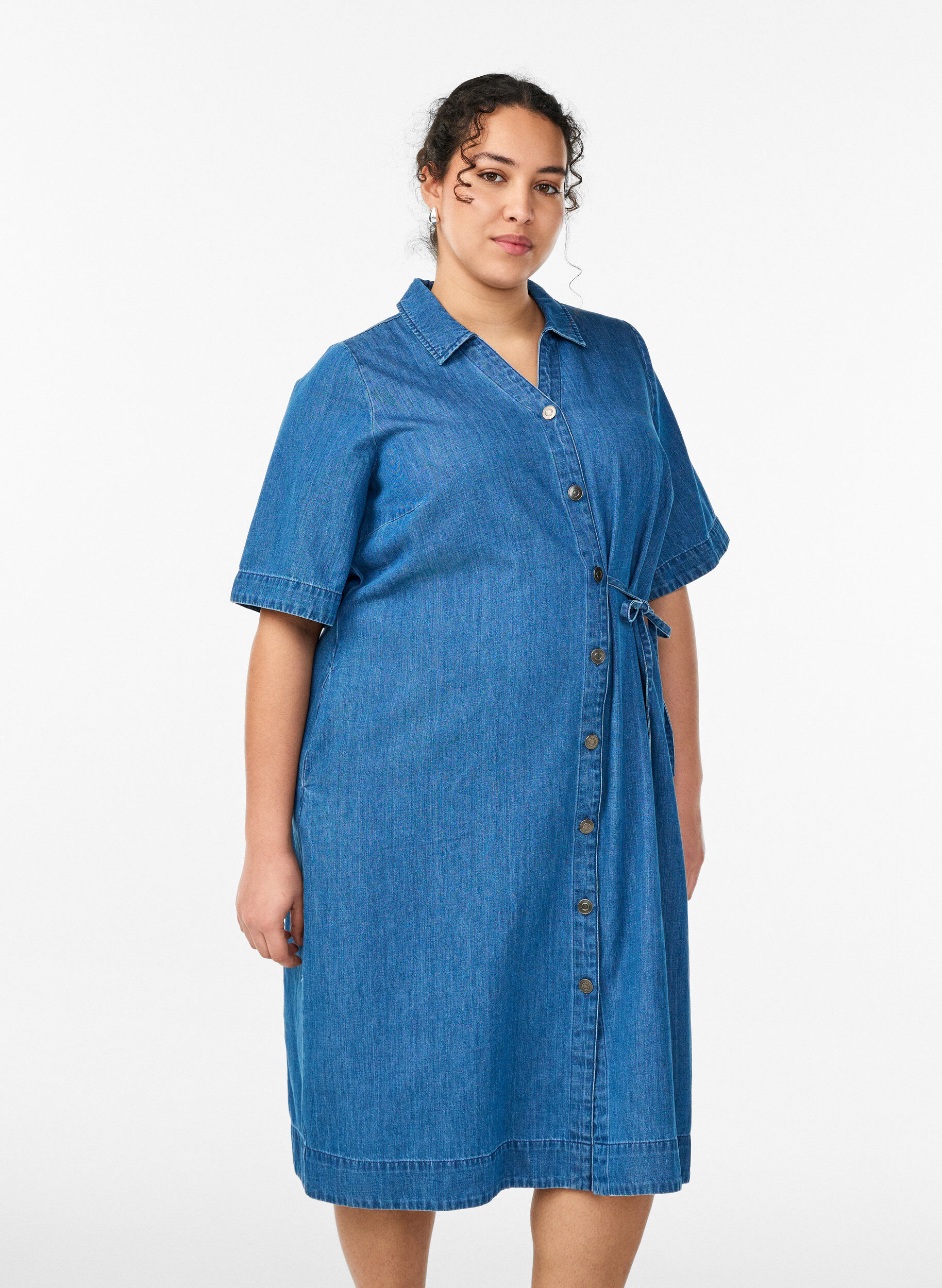 Jeanskleid mit Kn&ouml;pfen und Bindedetail, Blau, Model