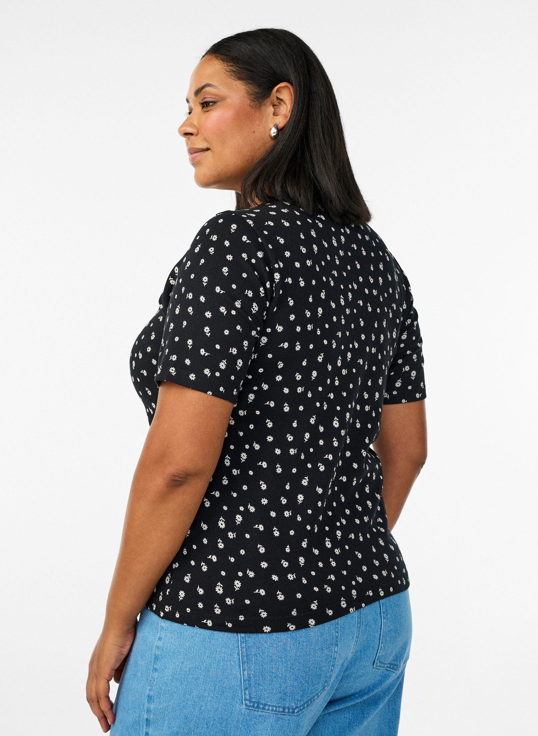 Zizzi T-Shirt aus Baumwolle mit Allover-Druck, Schwarz, Model image number 2