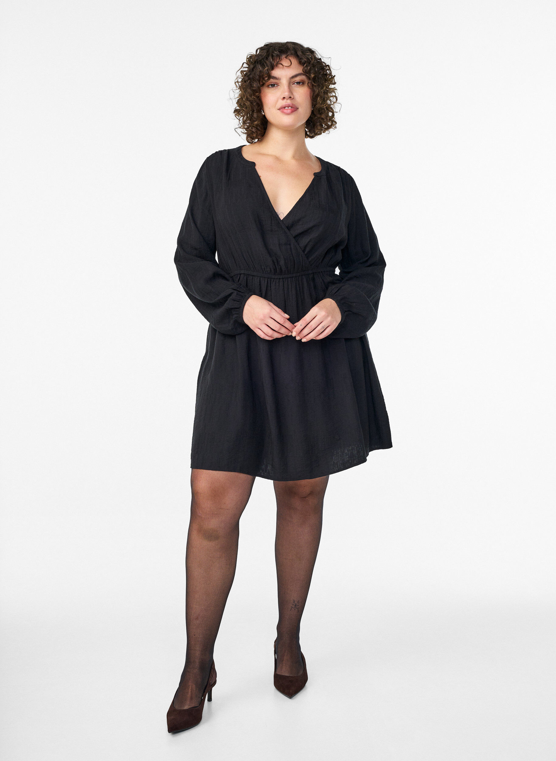 Zizzi Kurzes strukturiertes Kleid in Wickeloptik, Schwarz, Model image number 1