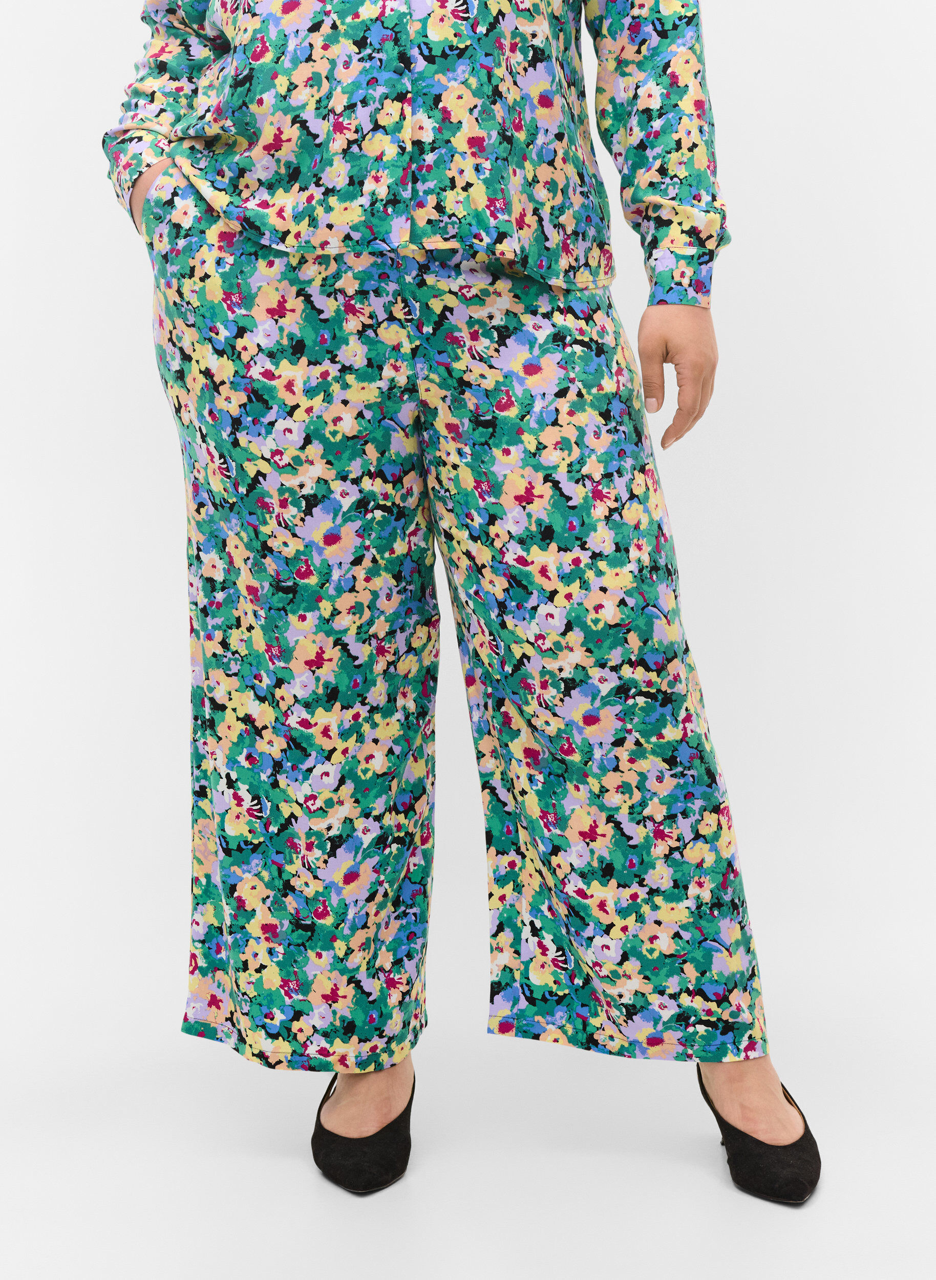 Zizzi Lockere Hose aus Viskose mit Print, Multi AOP, Model image number 2