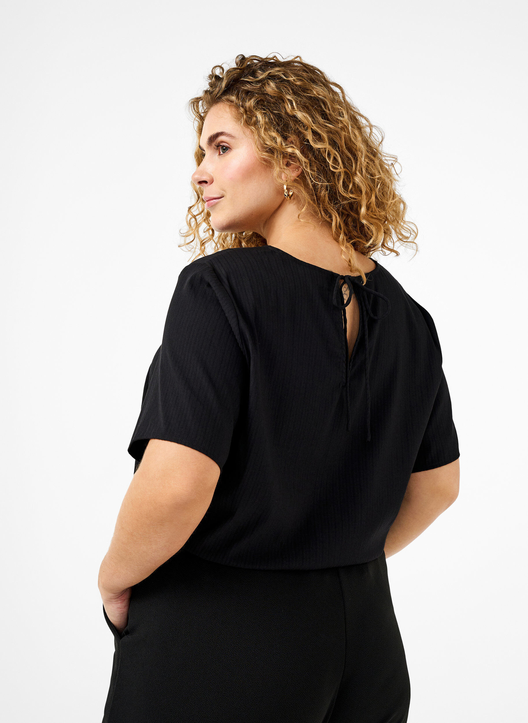 Zizzi Kurz&auml;rmelige Bluse aus Viskose mit Schleifen, Black, Model image number 1