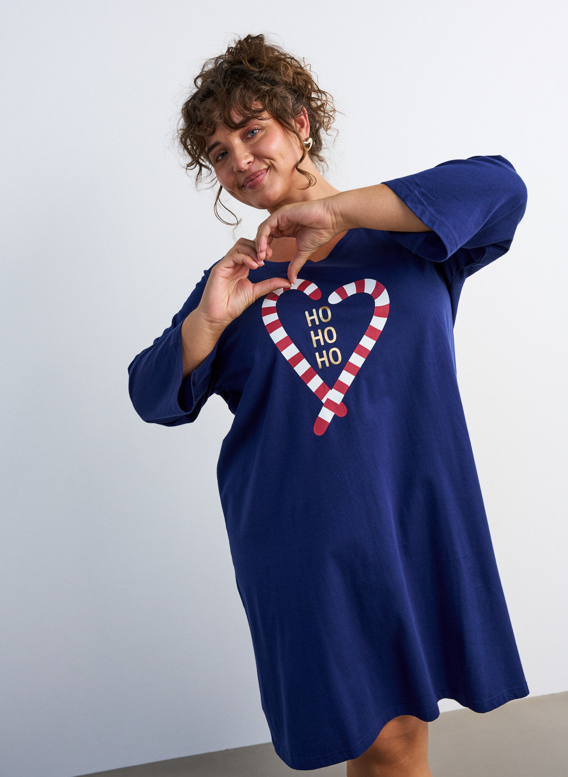 ZizziNachthemd aus Bio-Baumwolle mit Weihnachtsmotiv, Blau, Model image number 3