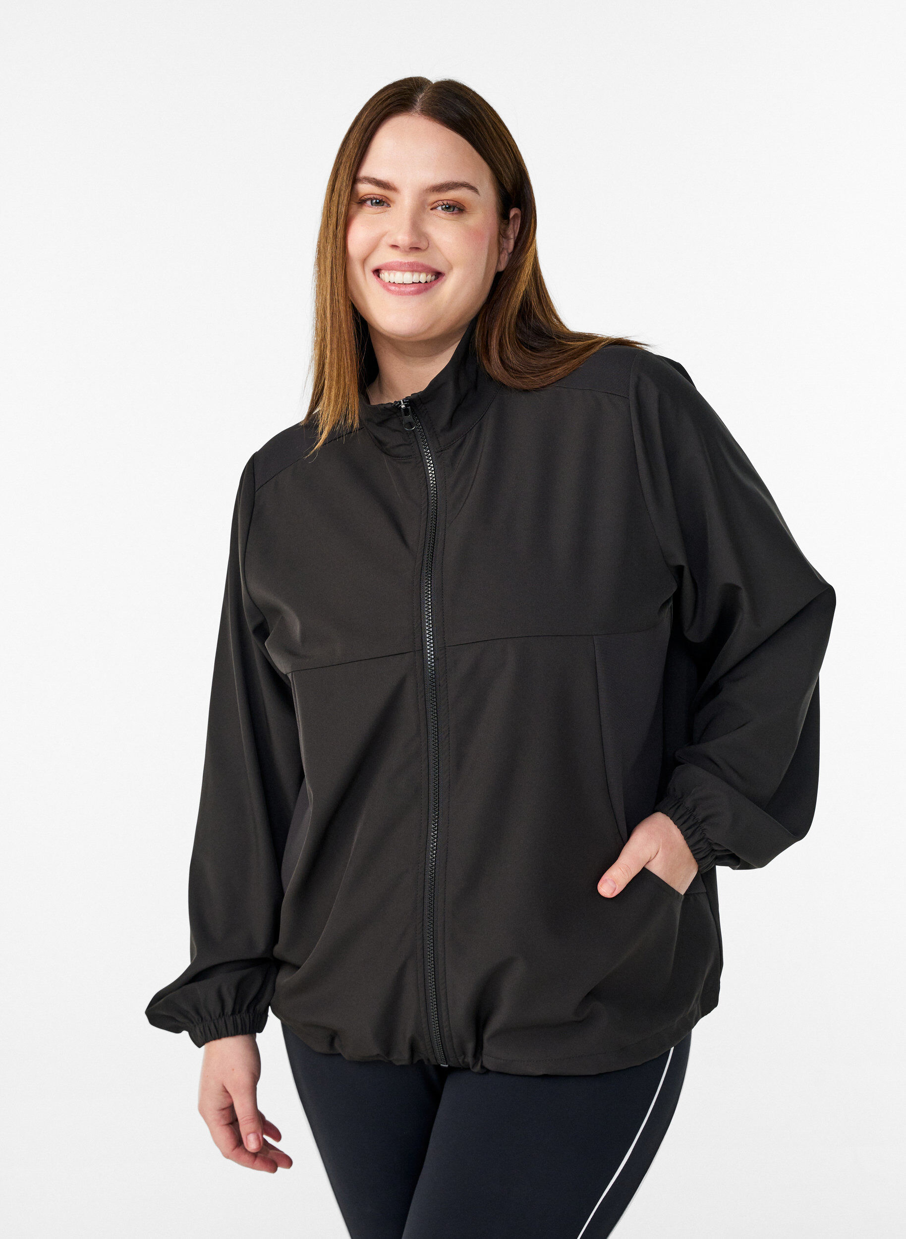 Zizzi Sportliche Leichtjacke mit hohem Kragen und Taschen, Schwarz, Model image number 0