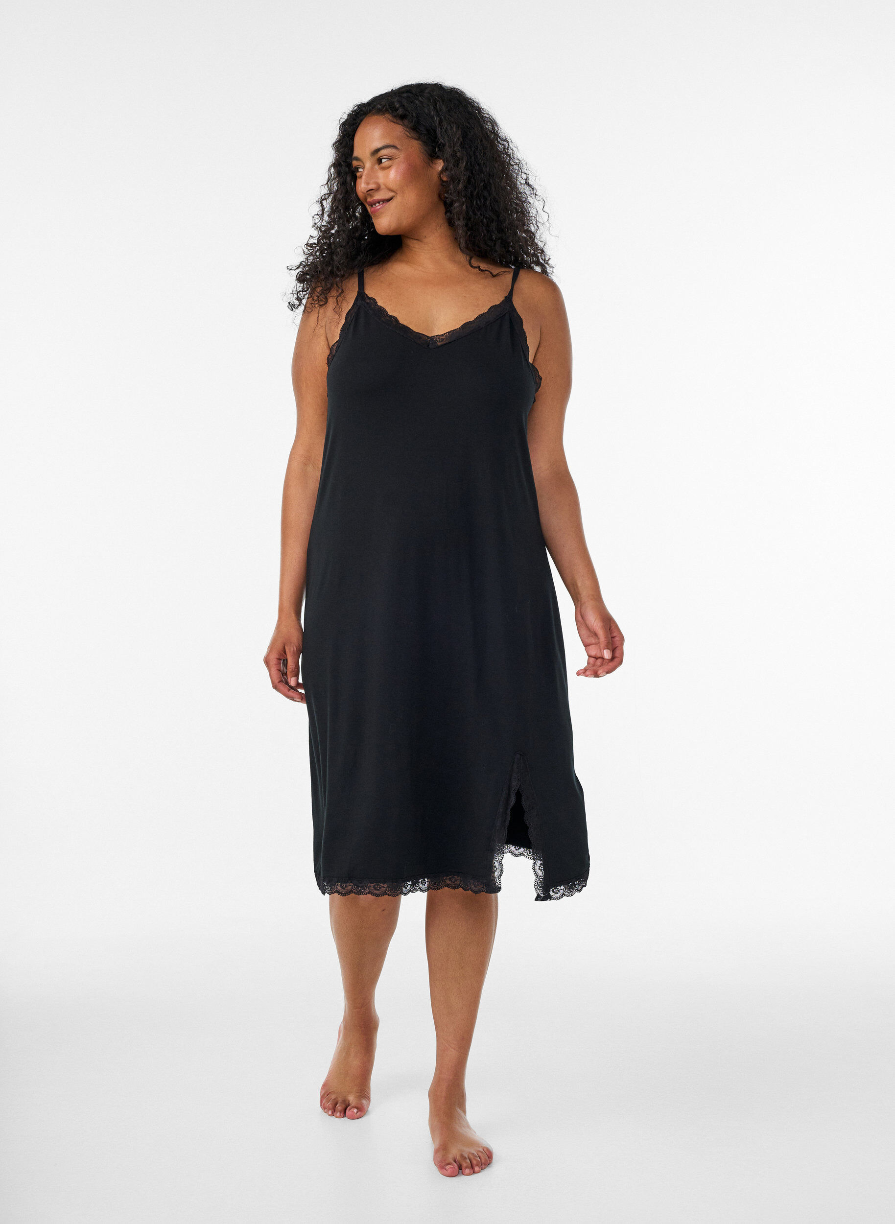 ZizziNachthemd aus Viskose mit Spitze und Schlitzen, Schwarz, Model image number 0