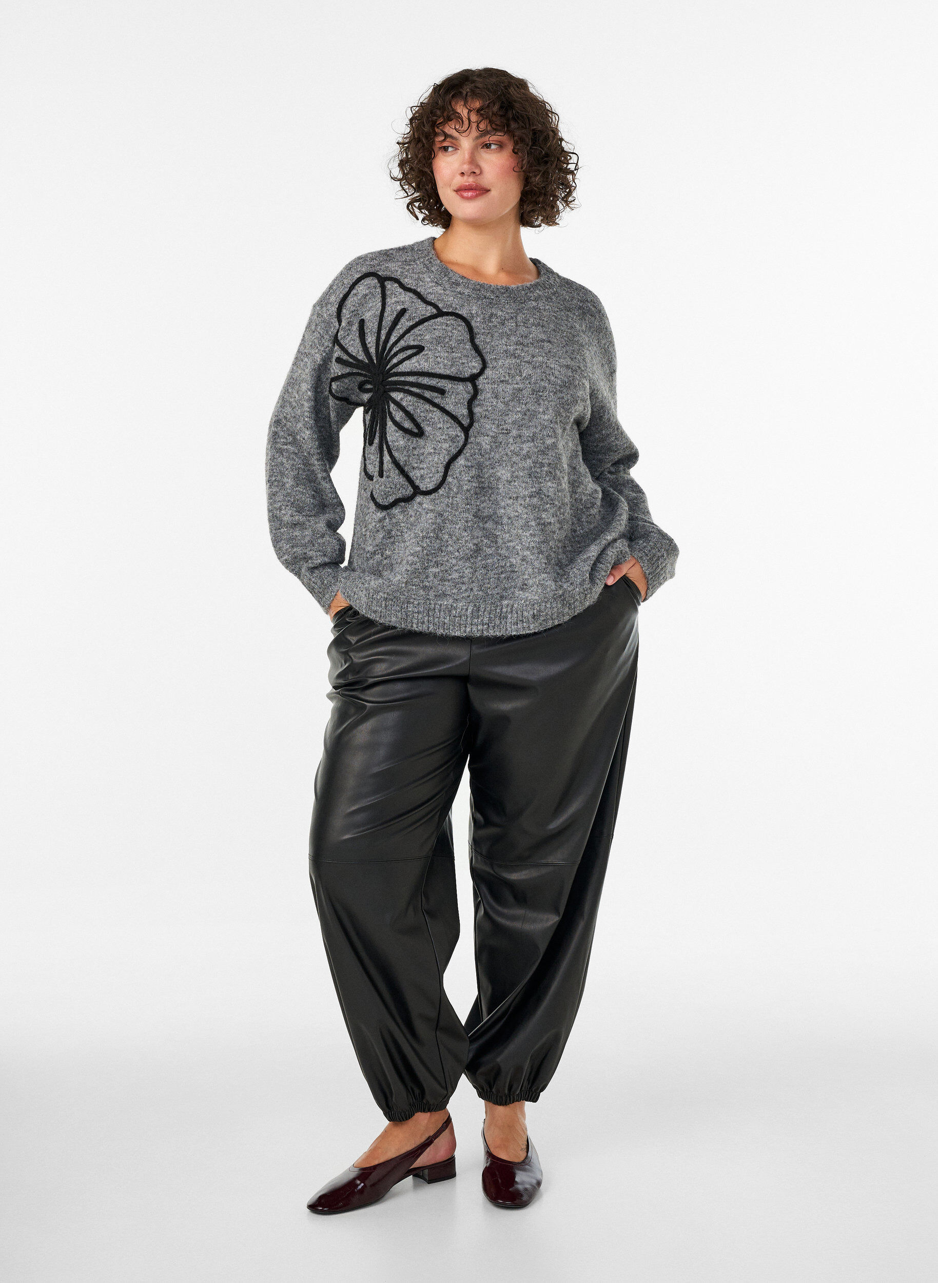 ZizziPullover mit Blumenapplikation, Grau, Model image number 1