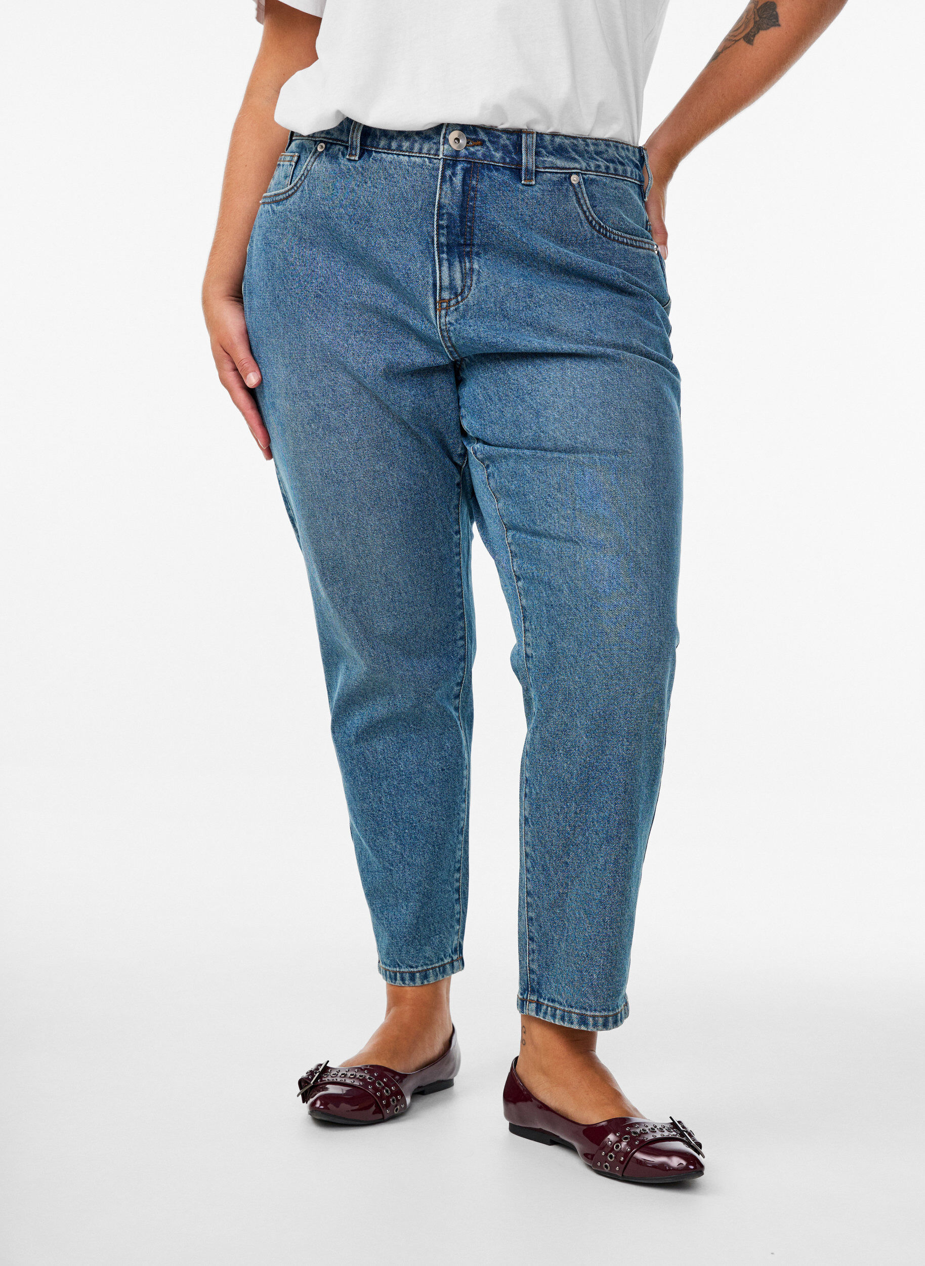 Zizzi Mille Mom-Fit-Jeans mit hoher Taille, Blau, Model image number 2