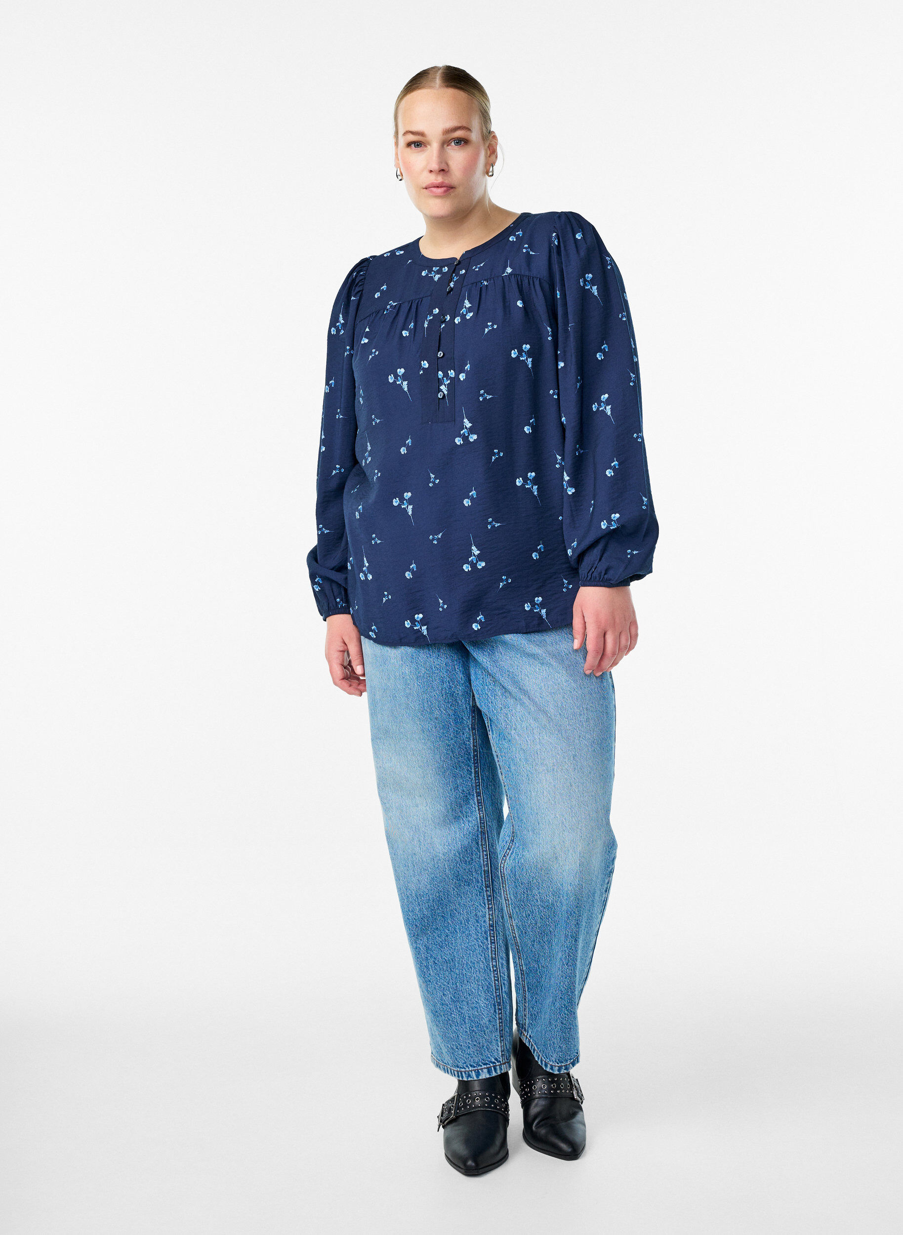 Zizzi Bluse mit Druckknopfverschluss und kleinen Blumen, Blau, Model image number 1