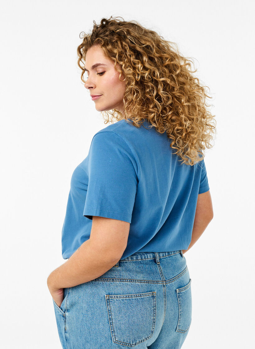 Einfarbiges basic T-Shirt aus Baumwolle, Blau, Model image number 1