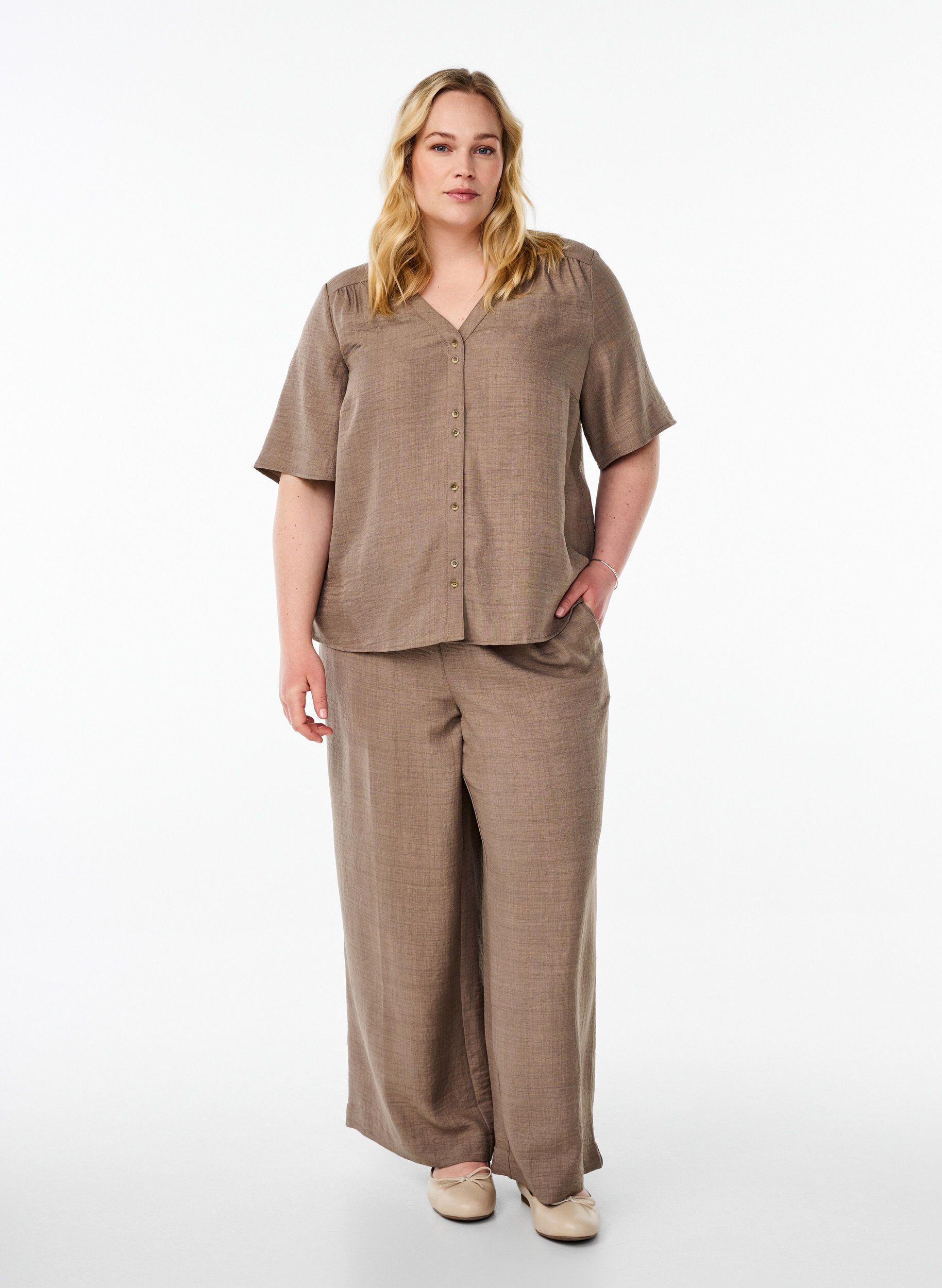 ZizziHemdbluse mit V-Ausschnitt und kurzen &Auml;rmeln, Braun, Model image number 1