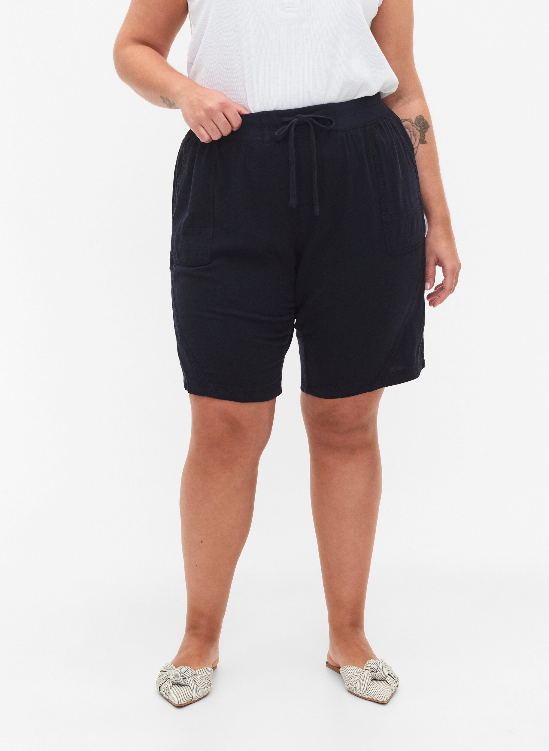 Zizzi Lockere Shorts aus Baumwolle mit Taschen, Blau, Model image number 4