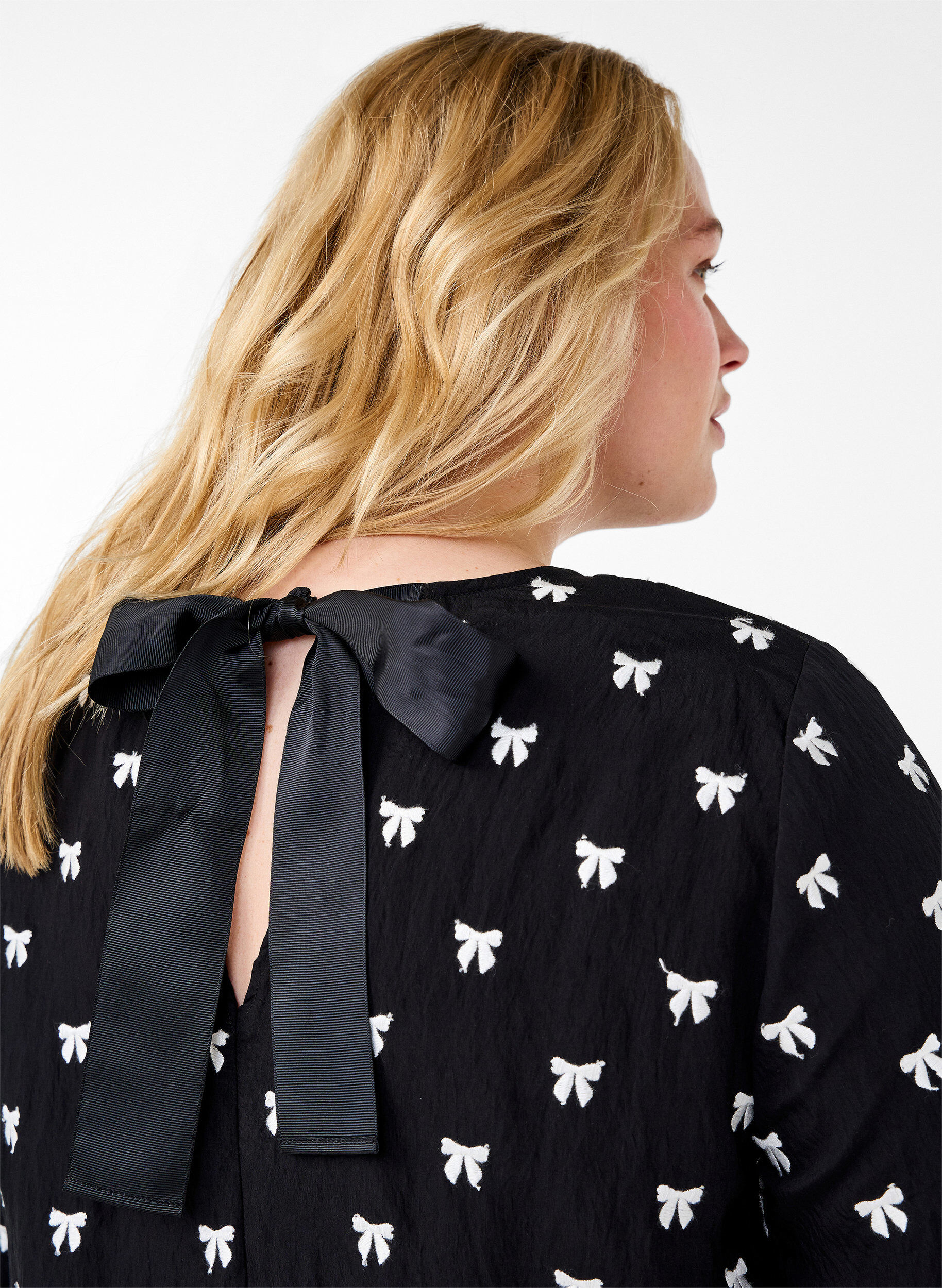 Zizzi Tunika mit Schleifen und 3/4-&Auml;rmeln, Schwarz, Model image number 3