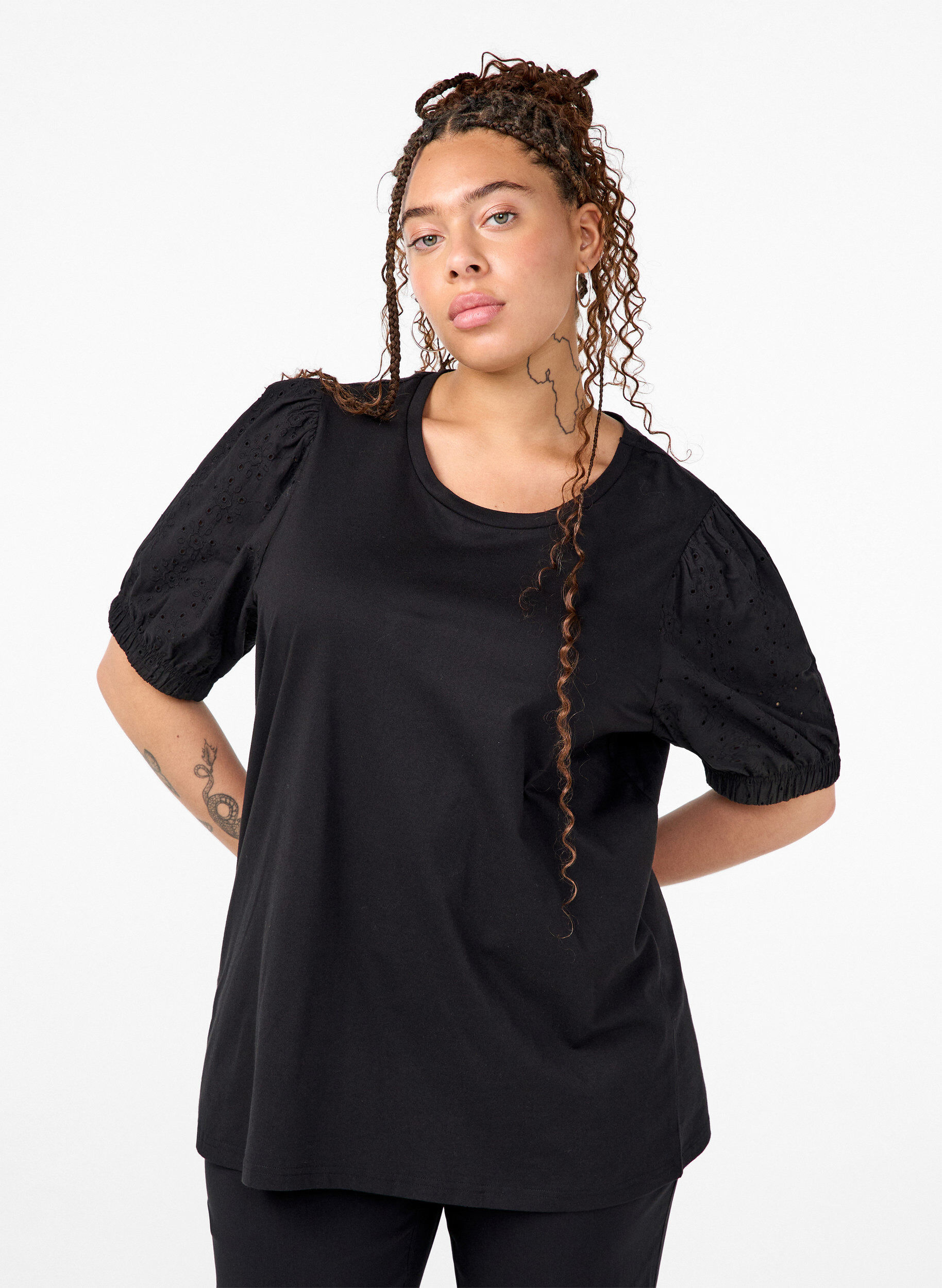 Zizzi Bluse aus Bio-Baumwolle mit Lochstickerei am &Auml;rmel, Black, Model image number 0