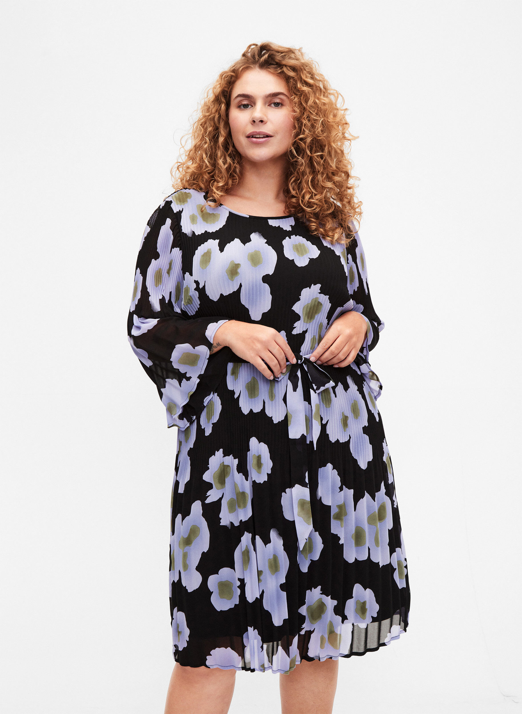 Zizzi Plisseekleid mit Bindeband und Print, Black w. Floral, Model image number 0