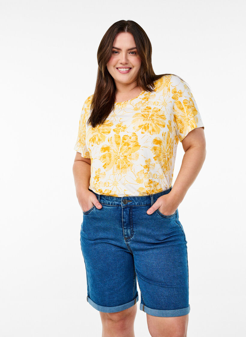 Eng anliegende Jeansshorts mit hoher Taille, Blau, Model image number 0