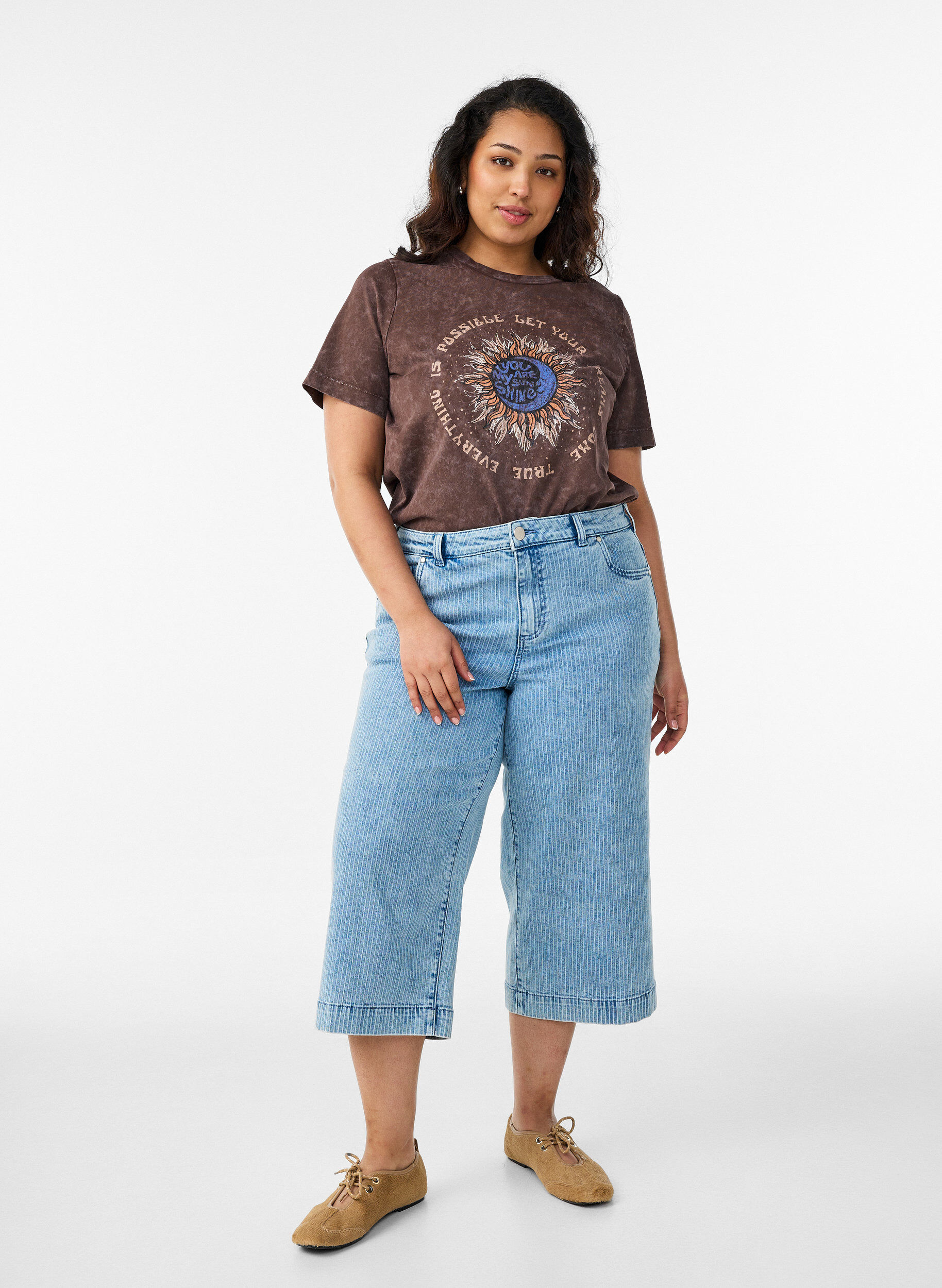 Zizzi Baumwoll-T-Shirt mit Frontprint, Braun, Model image number 1