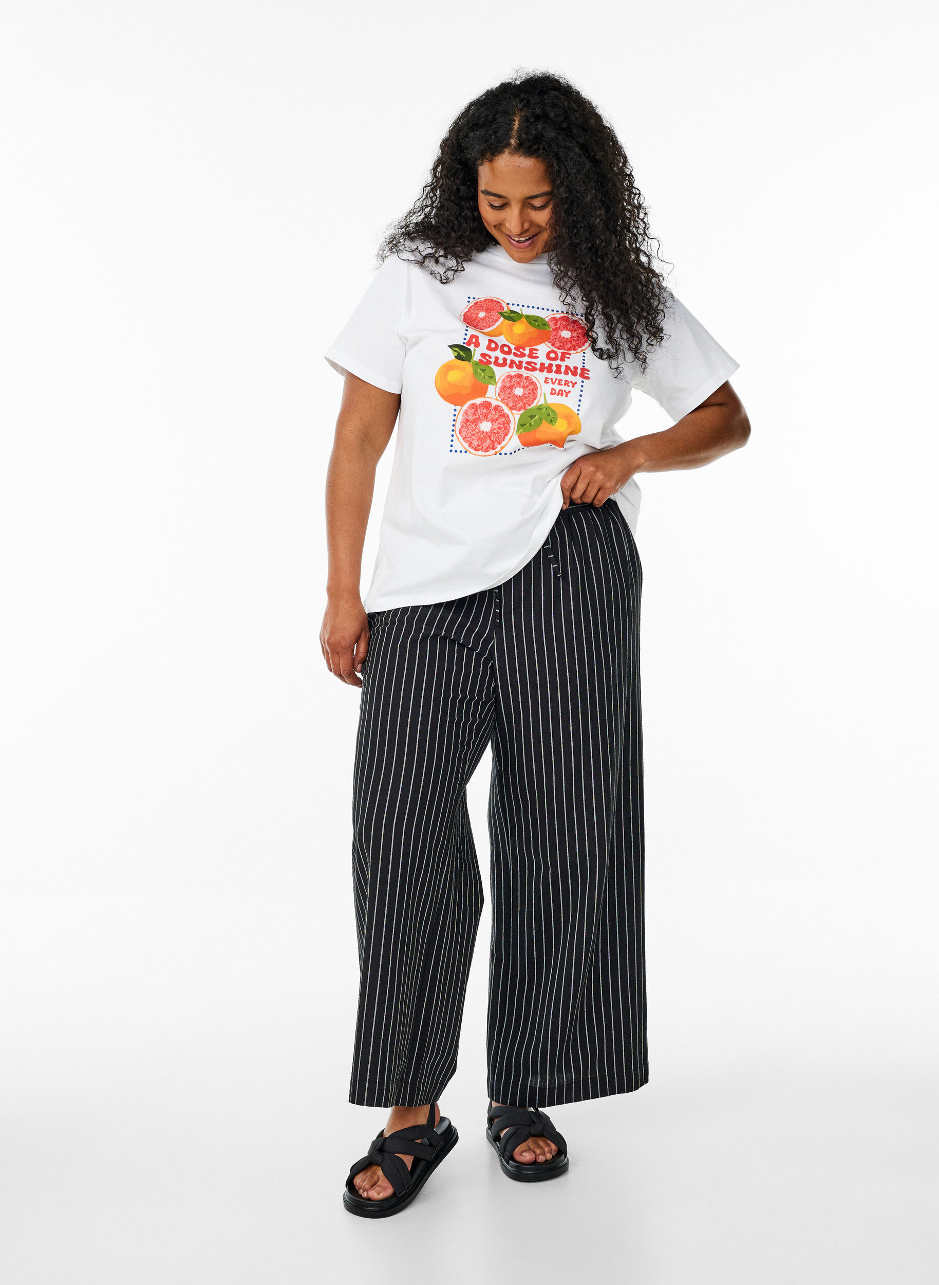 Lockere Hose mit hohem Bund und Taschen, Schwarz, Model