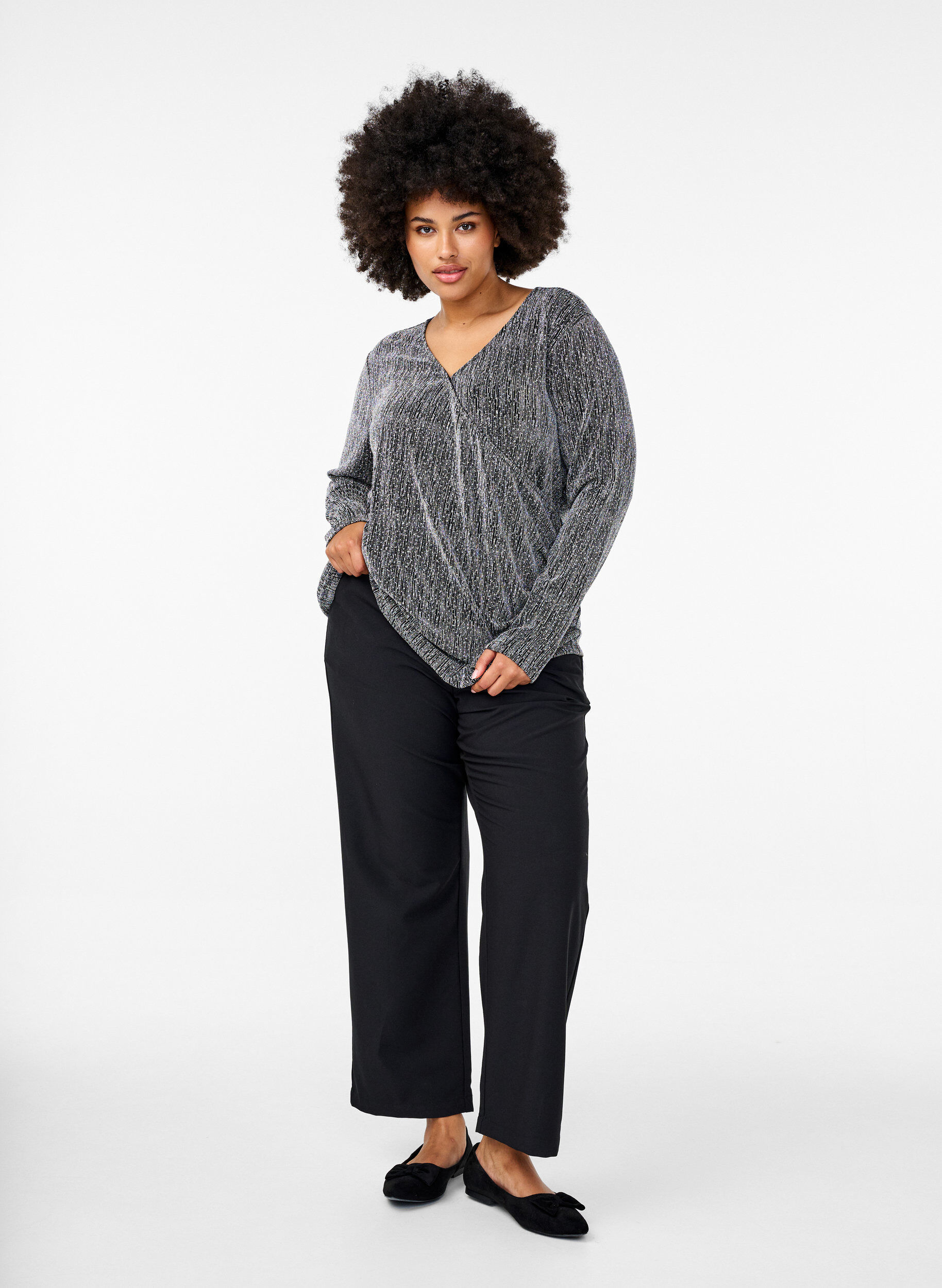 Zizzi Glitzer-Party-Top mit Wickeloptik, Schwarz, Model image number 1