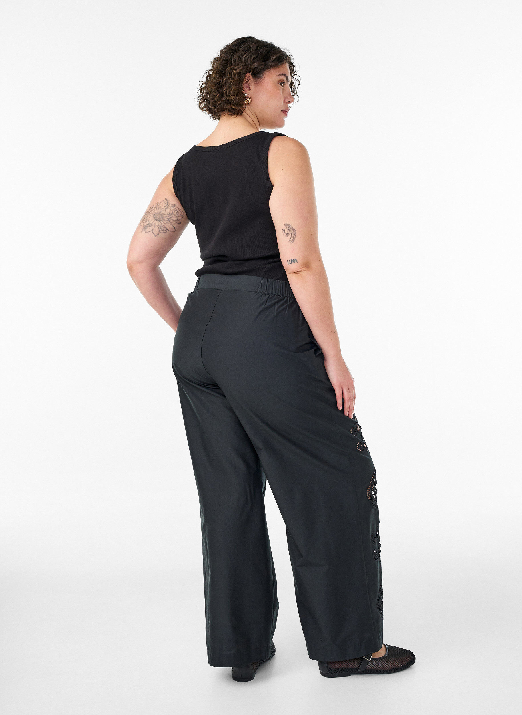 ZizziHose aus Baumwolle mit bestickten Cut-outs, Schwarz, Model image number 1