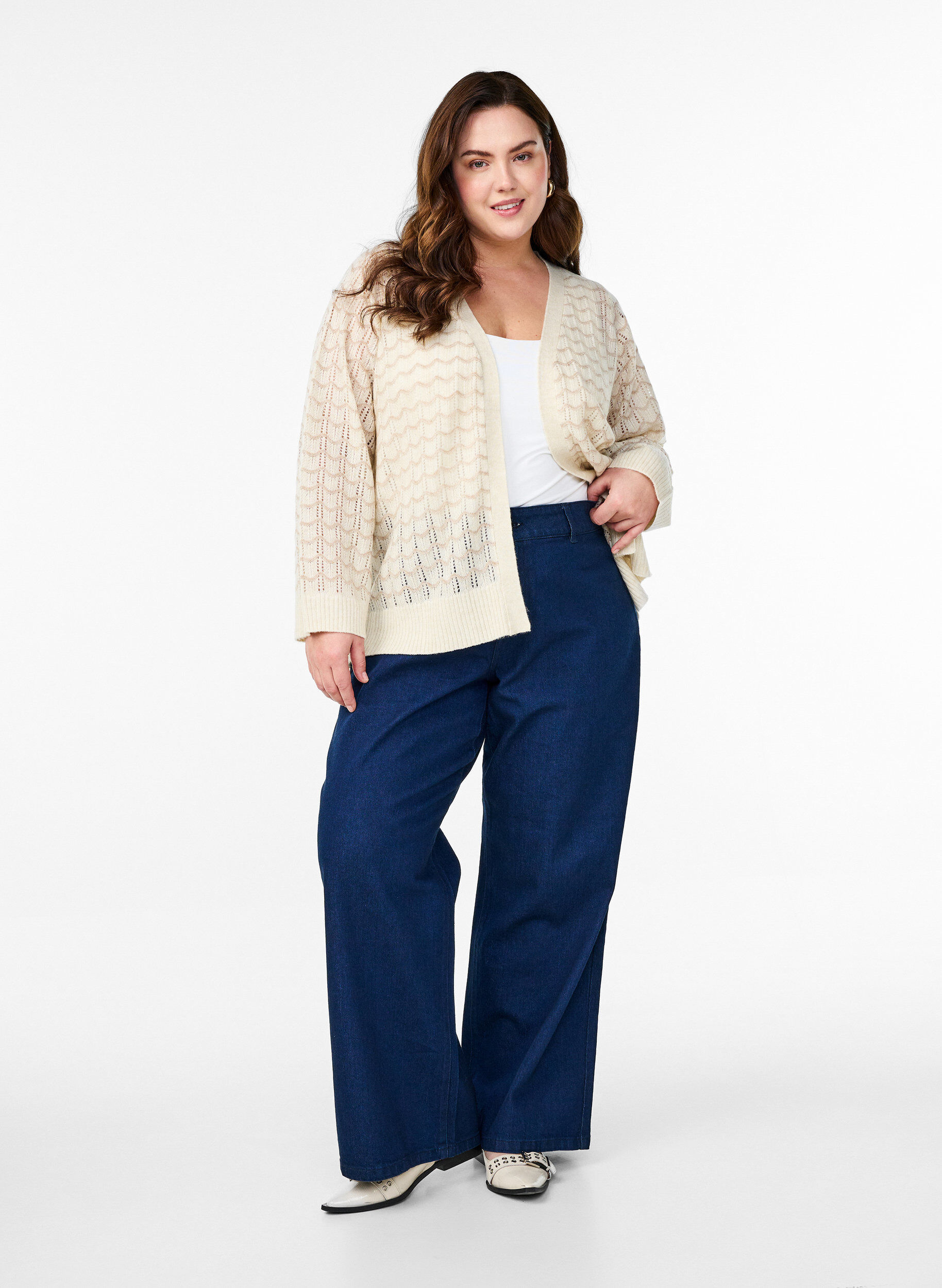 Zizzi Strickjacke mit Lochmuster und Wellenlinien, Birch w. Simply T., Model image number 2