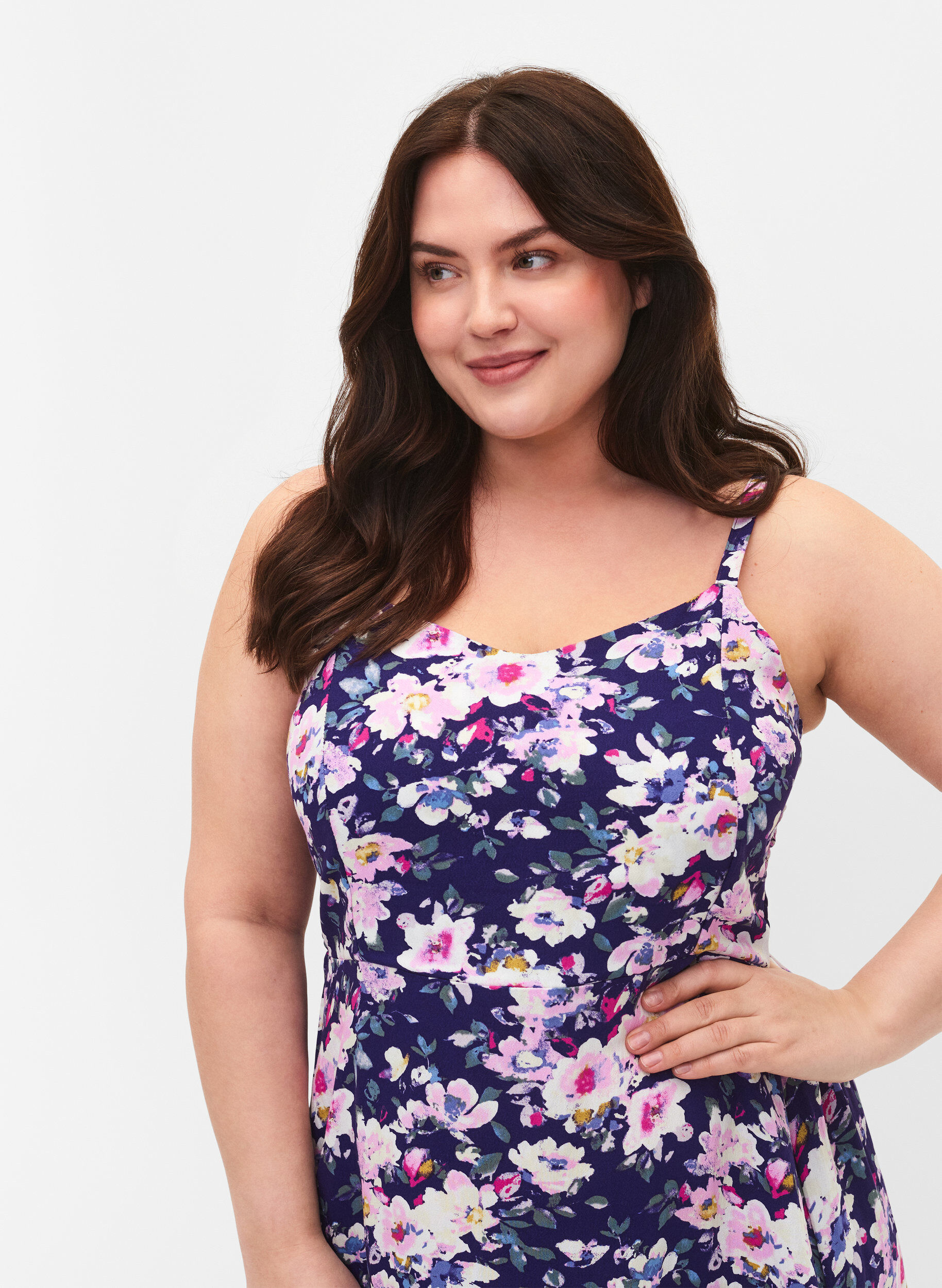 Zizzi Gebl&uuml;mtes Tr&auml;gerkleid aus Viskose mit Smok, Blue Flower, Model image number 2