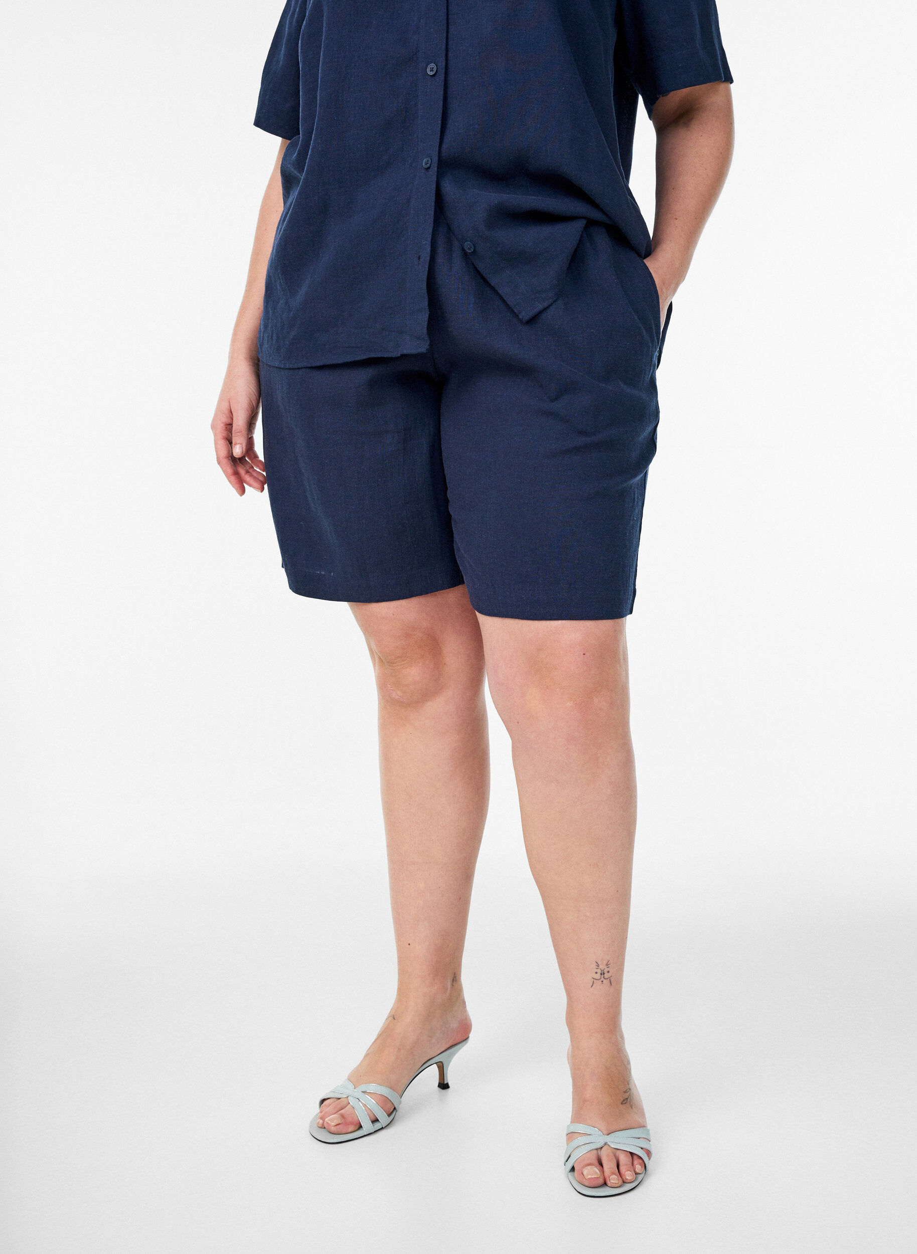 Zizzi Hoch taillierte Shorts aus Leinen und Viskose, Blau, Model image number 3