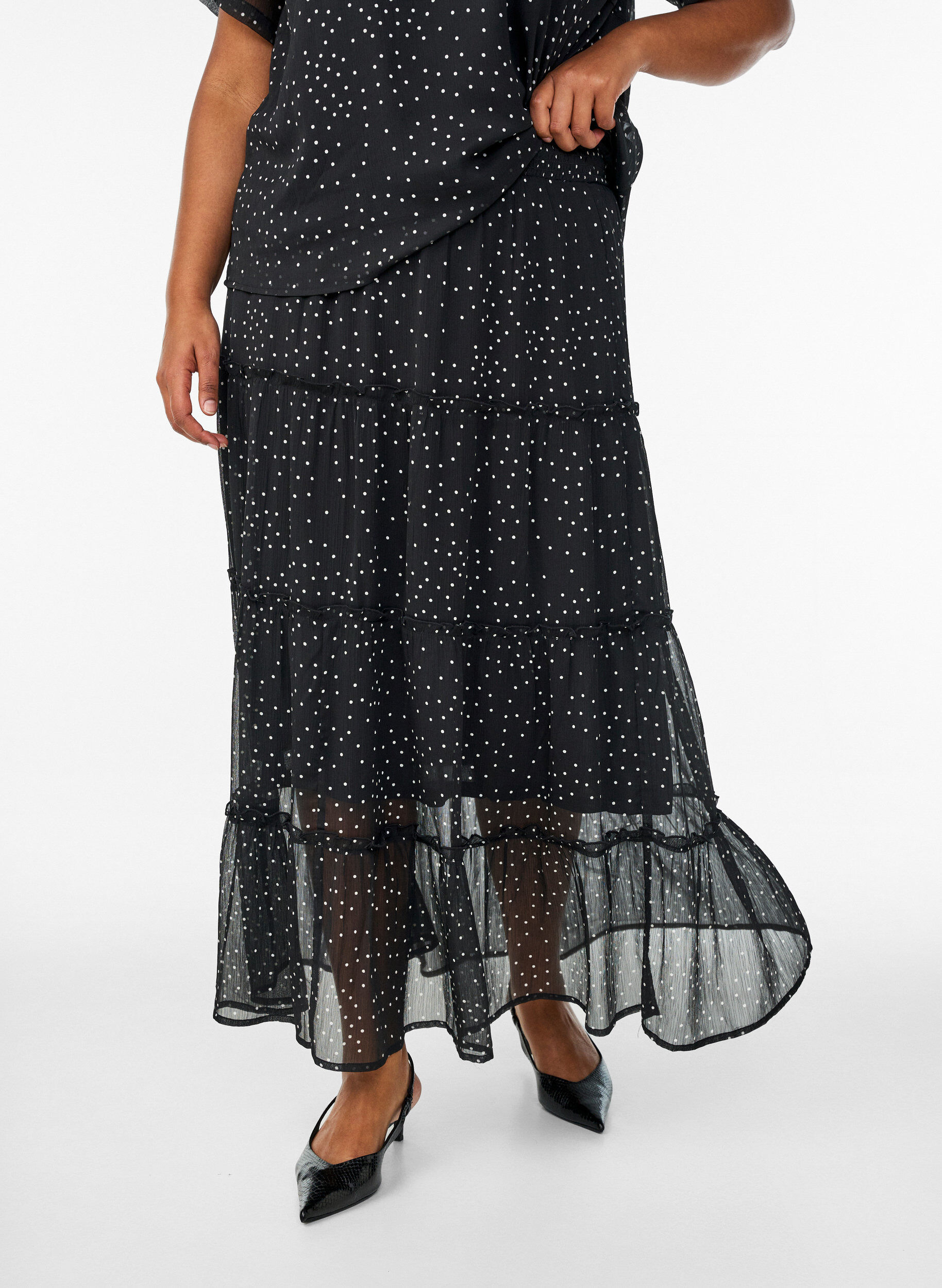 Zizzi Langer A-Linien-Rock aus Chiffon mit Polka Dots, Schwarz, Model image number 2
