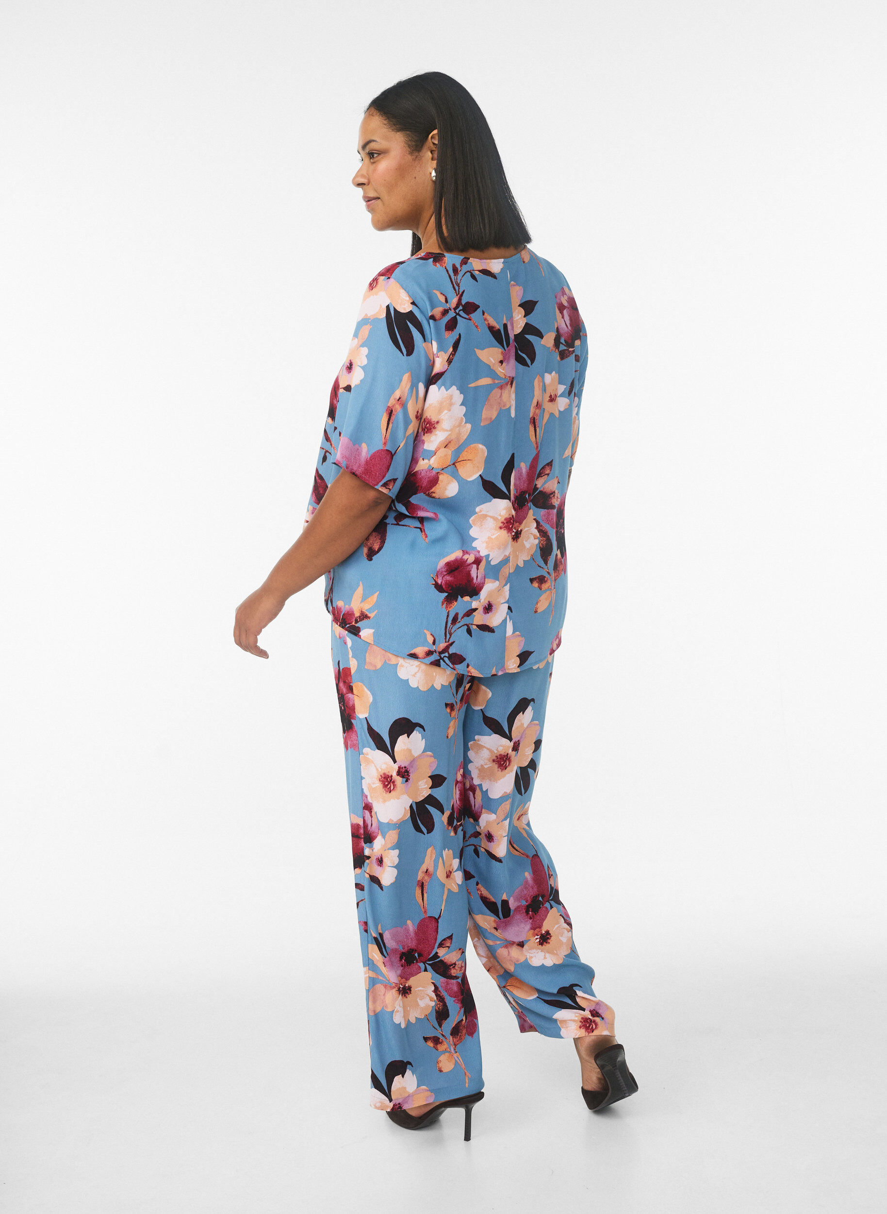 Zizzi Lockere Viskosehose mit Print, Blau, Model image number 1