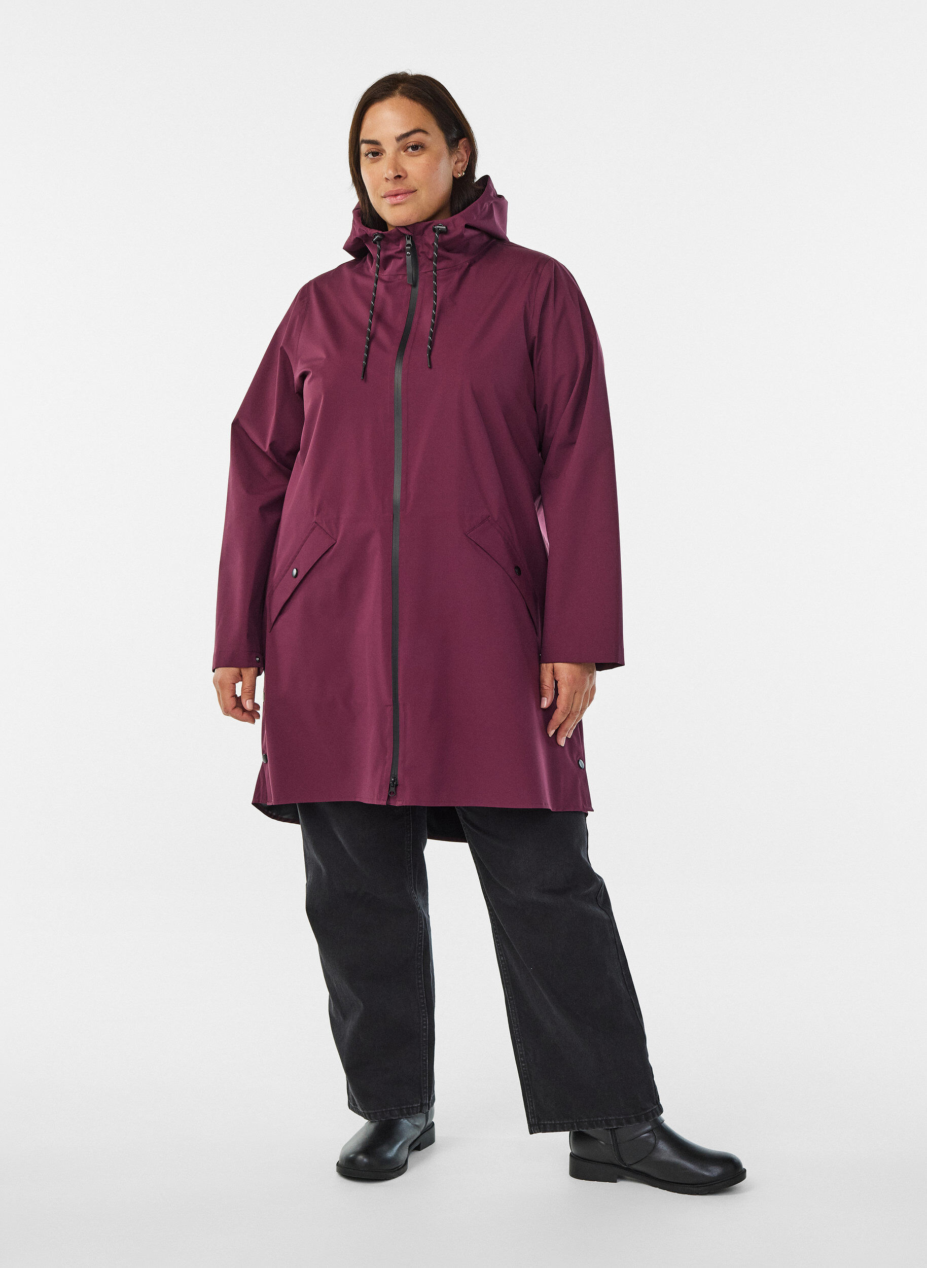 ZizziRegenjacke mit Taschen und Kapuze., Dunkles Bordeaux, Model image number 1