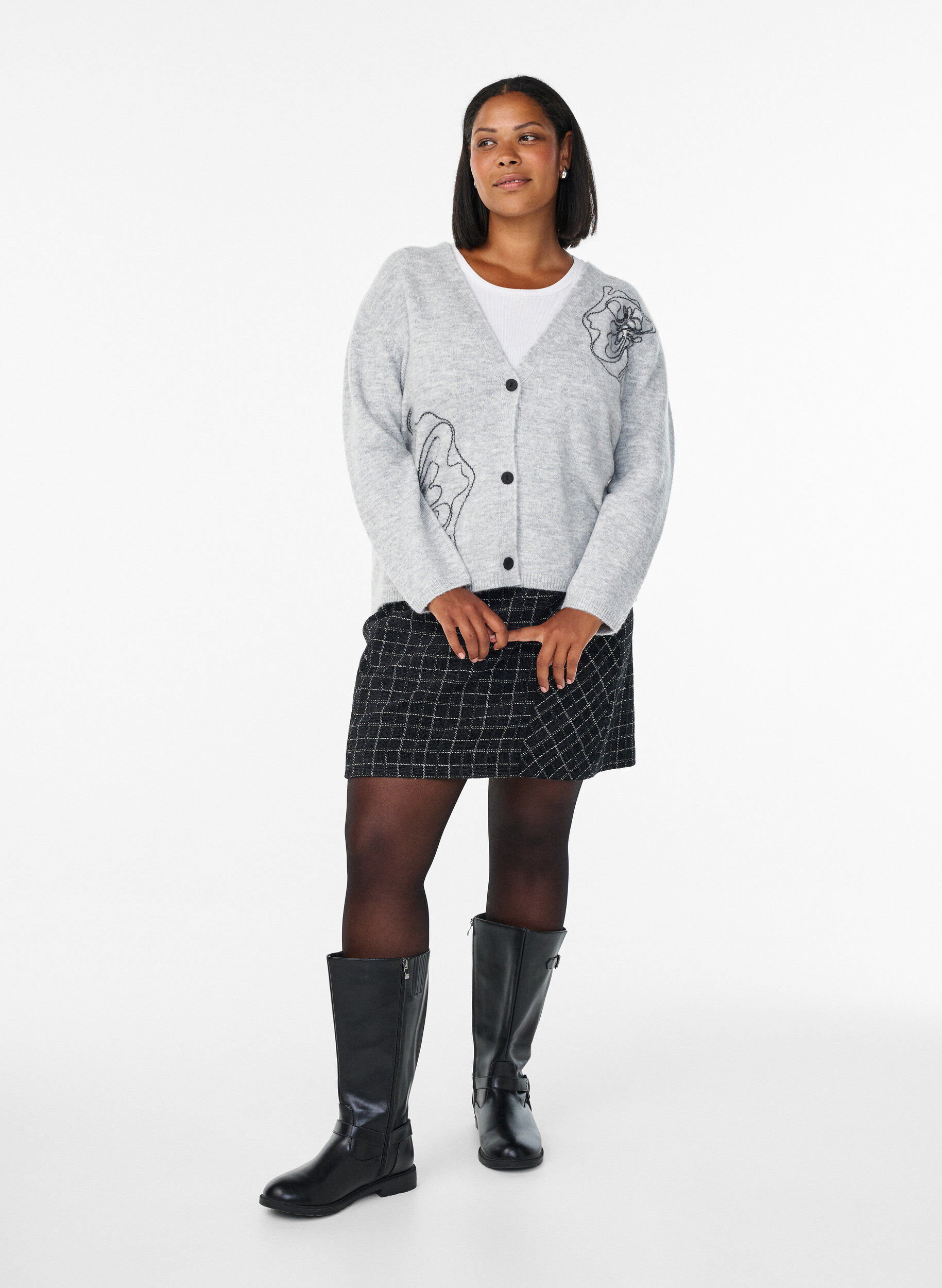 Zizzi Strickjacke mit V-Ausschnitt und aufgestickten Blumen, Grau, Model image number 1