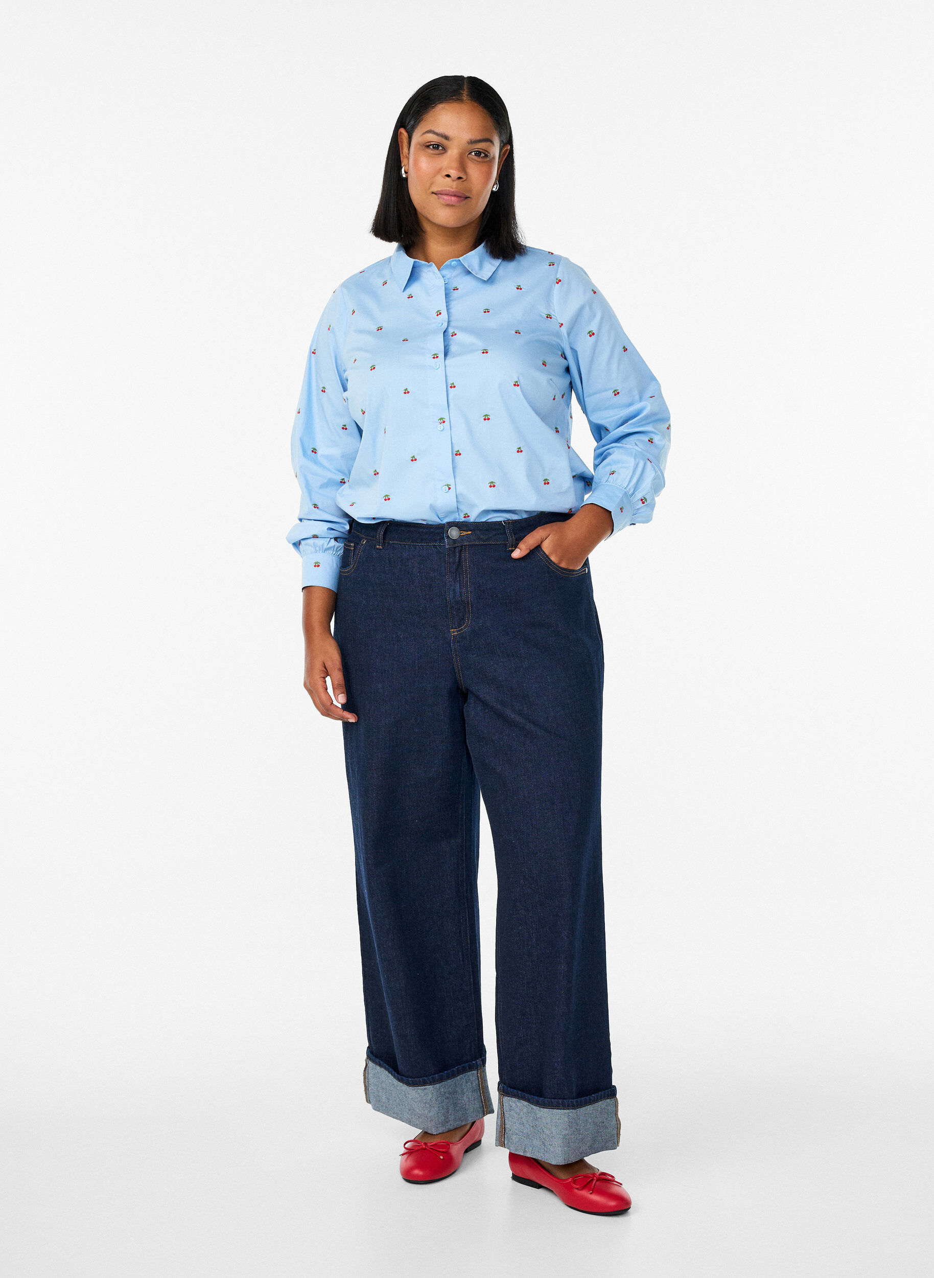 Zizzi Hemdbluse mit gestickten Kirschen, Blau, Model image number 1