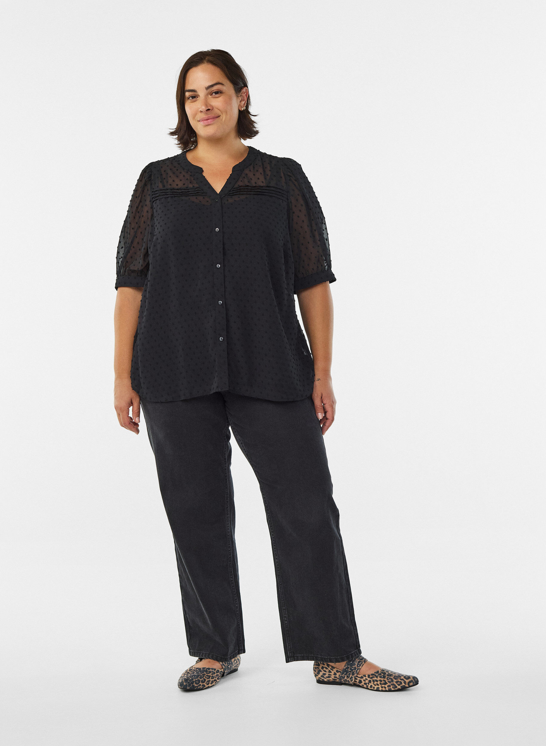 Zizzi Bluse mit kurzem Arm und gepunkteter Textur, Schwarz, Model image number 1