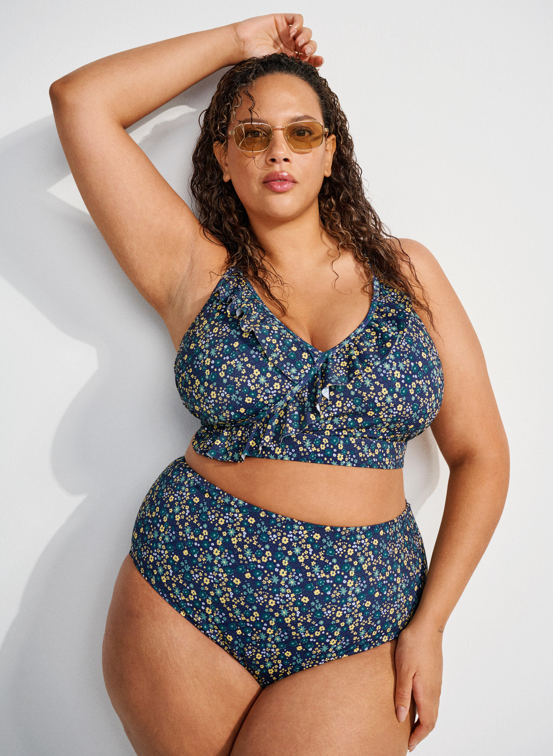 Gebl&uuml;mtes Bikinioberteil mit R&uuml;schendetails