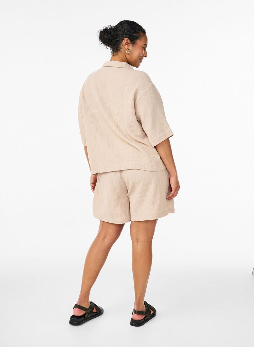 Hoch taillierte Shorts aus Baumwoll-Musselin, Beige, Model image number 2