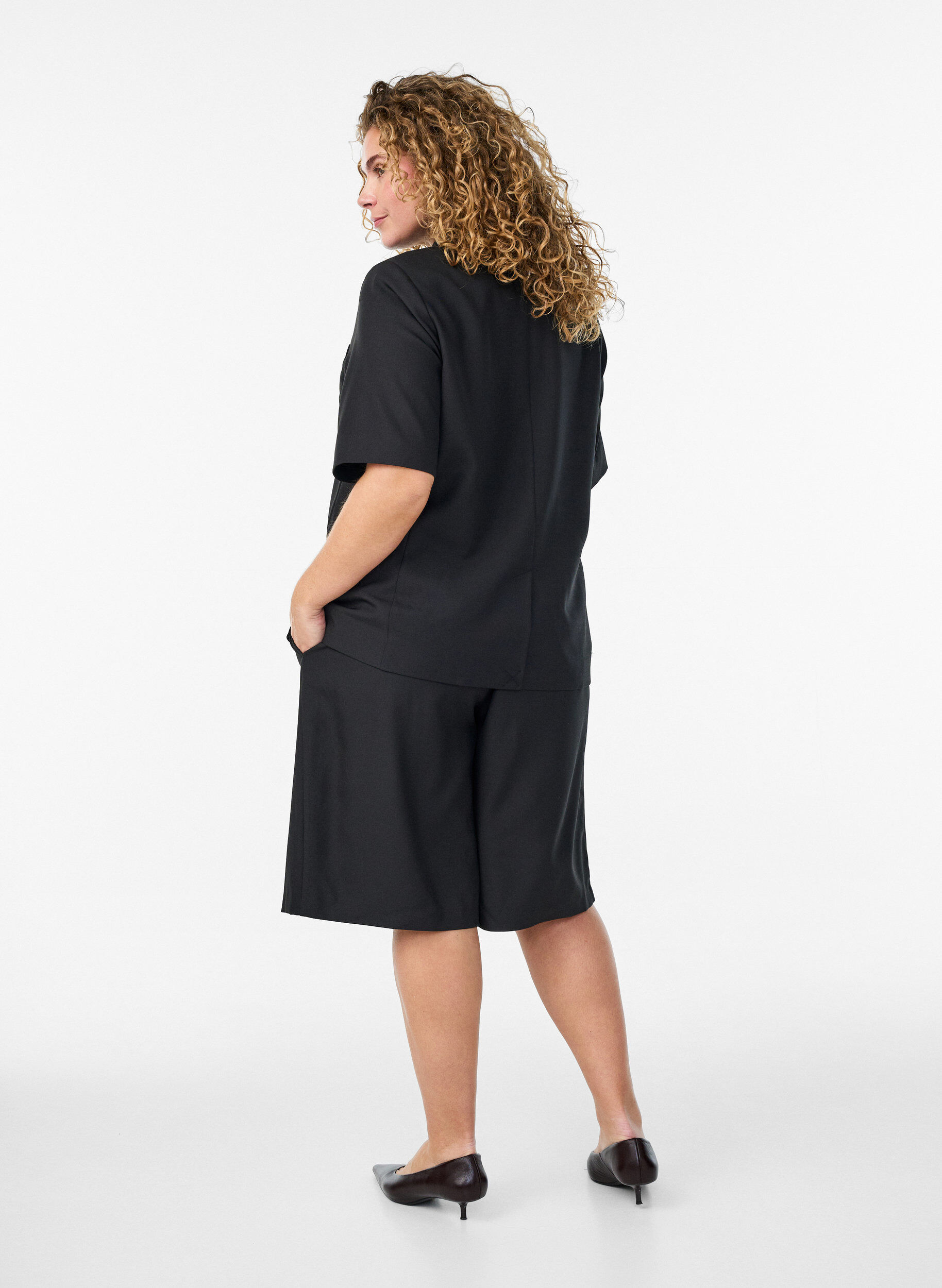 ZizziLockere Bermudashorts mit hoher Taille, Schwarz, Model image number 2