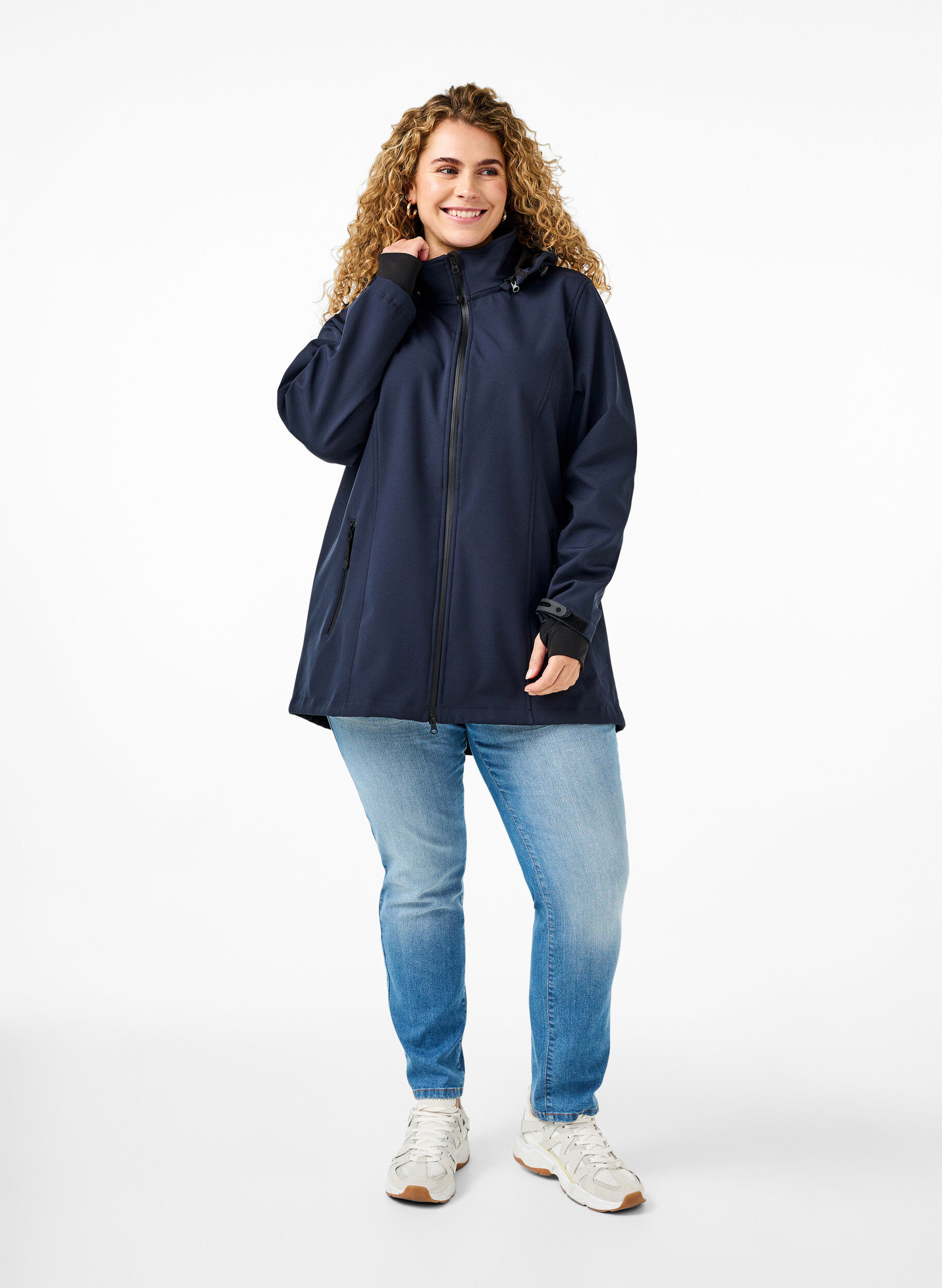 ZizziKurze Softshell-Jacke mit abnehmbarer Kapuze, Blau, Model image number 1