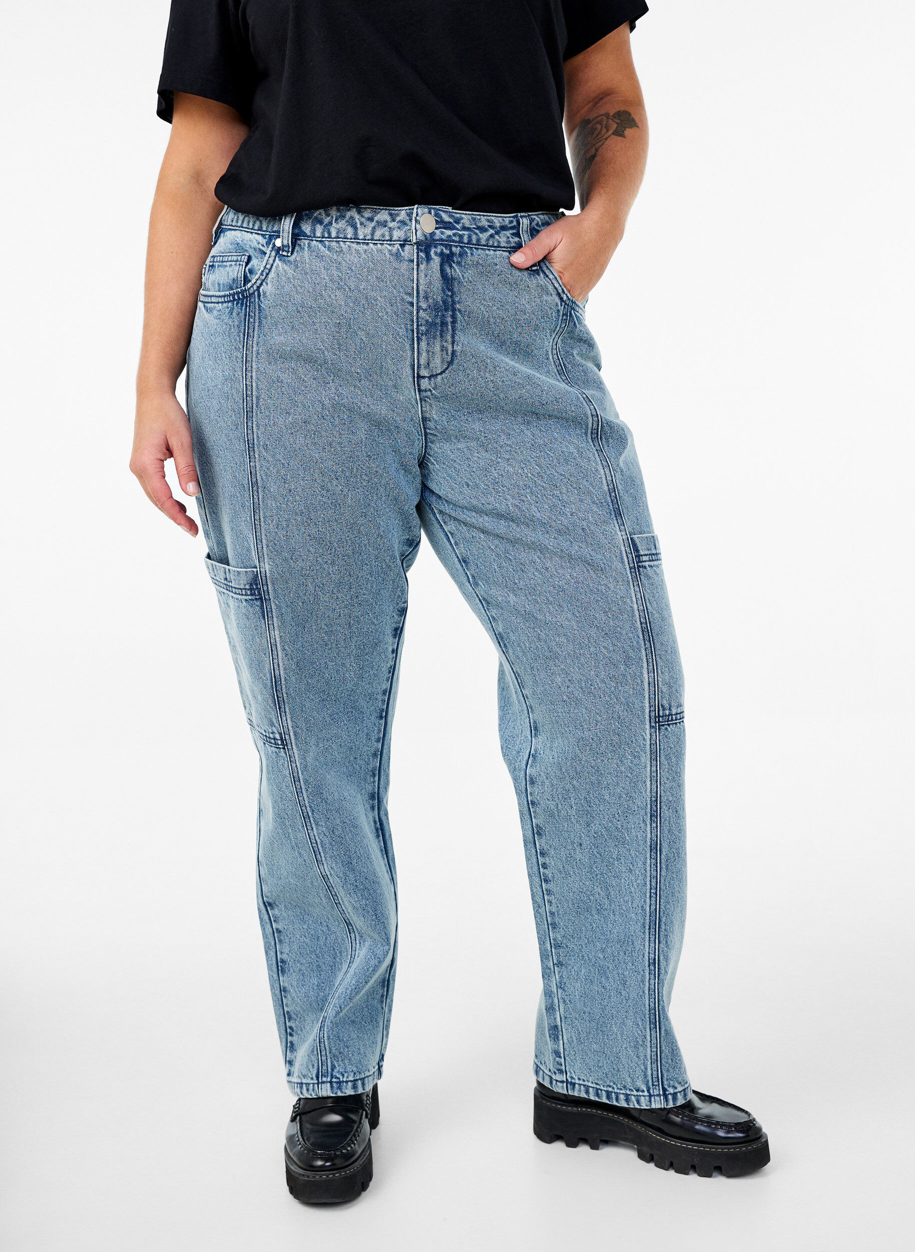 Zizzi Cargojeans mit hoher Taille, Blau, Model image number 2