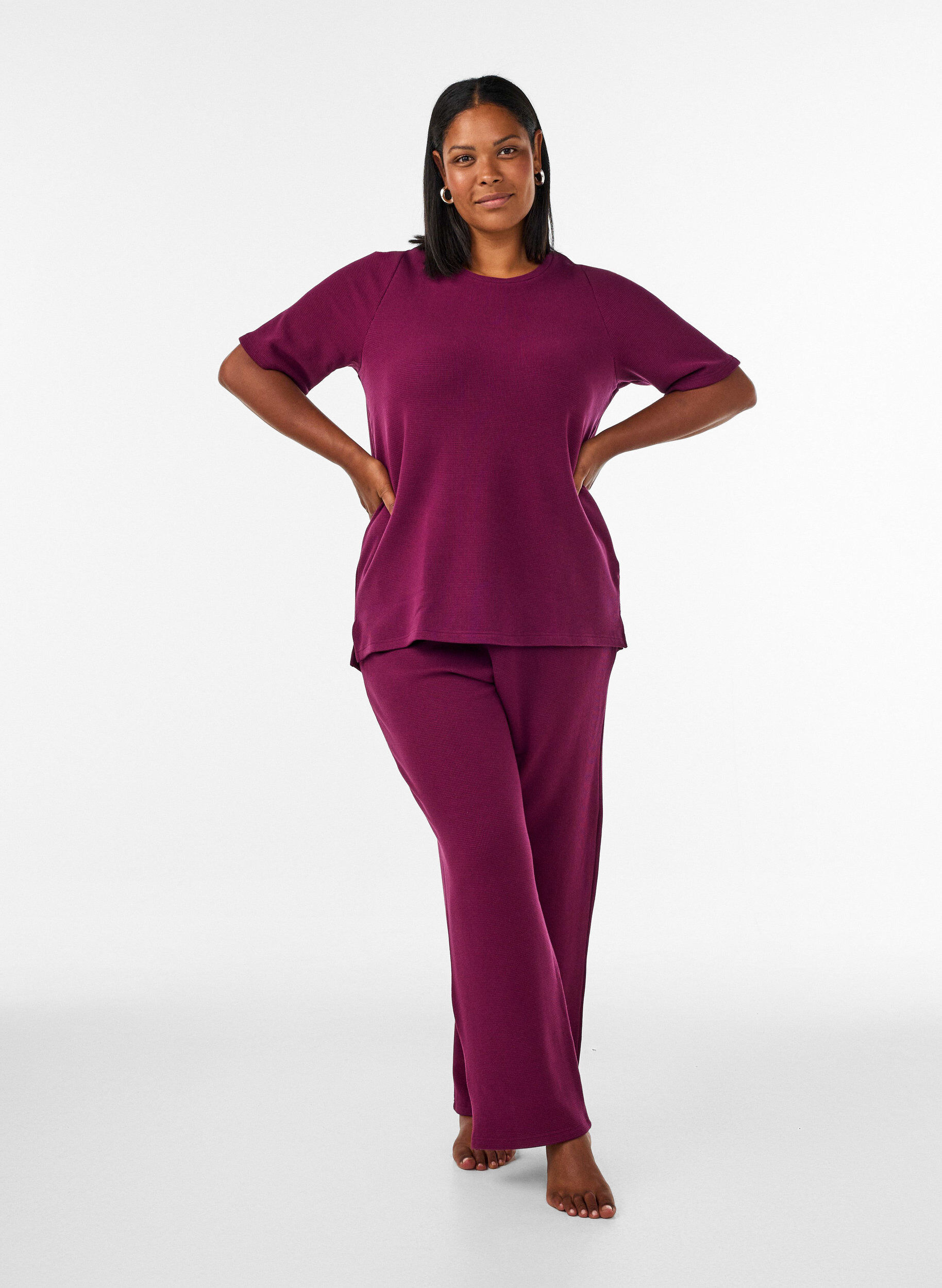 Lockere Hose mit Struktur und hoher Taille, Rot, Model